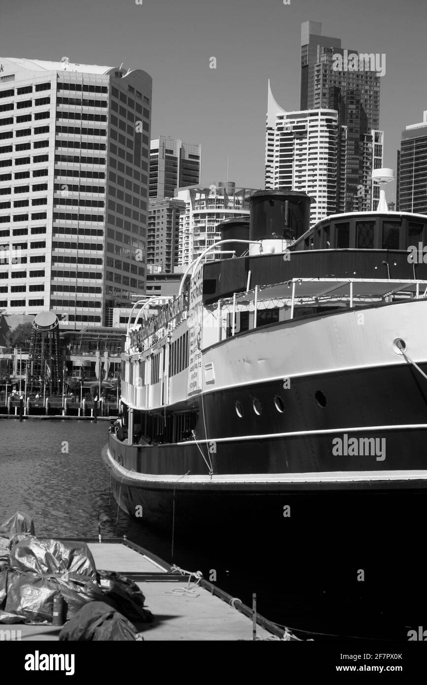 Vue sur Darling Harbour et le paysage de la ville. Un vieux bateau avec la ville derrière. Banque D'Images