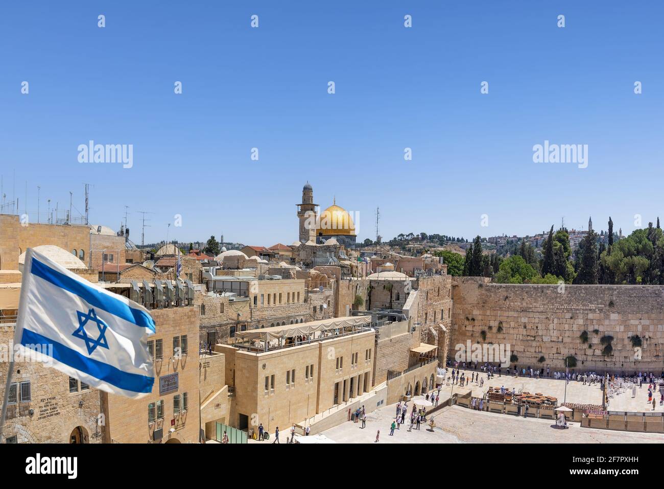 Jérusalem, Israël; 8 avril 2021 - une vue surélevée de la vieille ville de Jérusalem, Israël montrant le mur et le dôme du rocher Banque D'Images