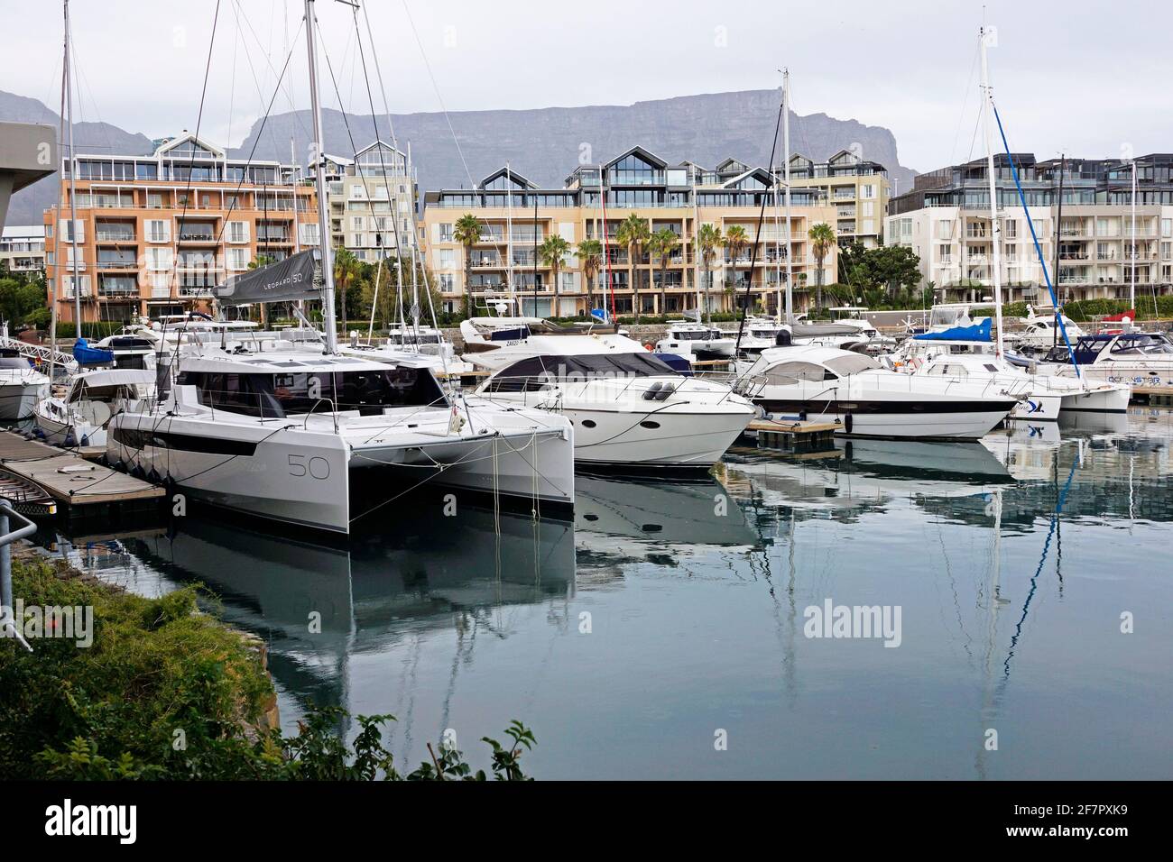 Yachts amarrés au bord de mer V&A, le Cap, Afrique du Sud. Banque D'Images