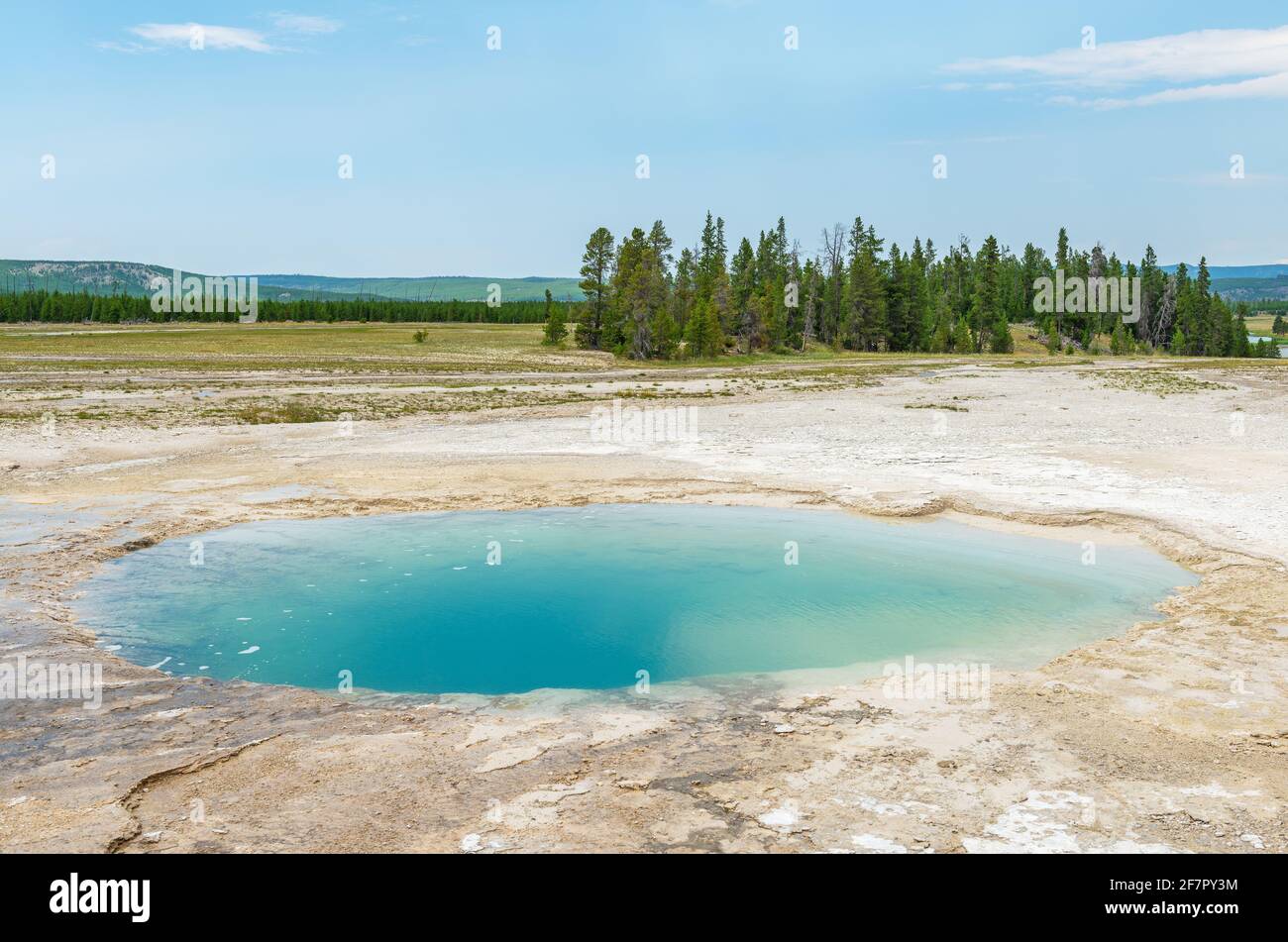 Bleu trou de source chaude près du Grand Prismatic Spring, bassin du geyser Midway Norris, parc national de Yellowstone, Wyoming, États-Unis. Banque D'Images