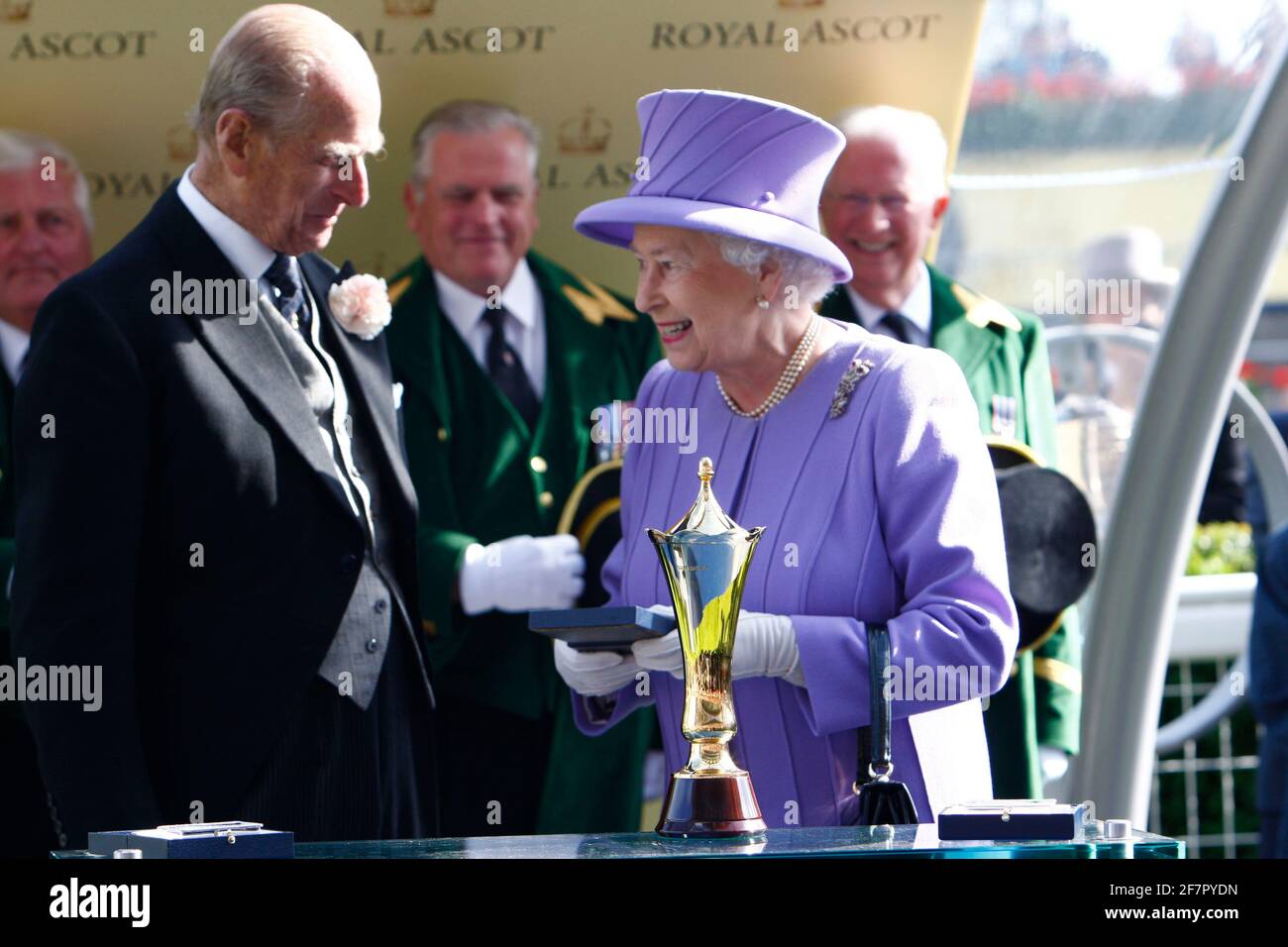 PHOTO DU DOSSIER: 22.06.12 Ascot, Windsor, ANGLETERRE: .le Prince Philip, duc d'Édimbourg présente le Trophée à la reine Elizabeth II comme propriétaire d'estimation au Queens vase.pendant le Royal Ascot Festival à l'hippodrome d'Ascot le 22 juin 2012 à Ascot, Angleterre. Crédit : images de sports action plus/Alamy Live News Banque D'Images