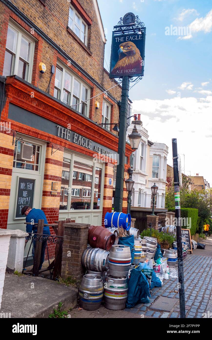 Londres, Royaume-Uni. 9 avril 2021. La maison Eagle Ale à Chatham Road. Les entreprises et les pubs avec des jardins de bière à Clapham Junction Battersea Wandsworth se préparent à ouvrir à mesure que les restrictions de verrouillage du coronavirus ont été assouplies le 12 avril Credit: JOHNNY ARMSTEAD/Alay Live News Banque D'Images