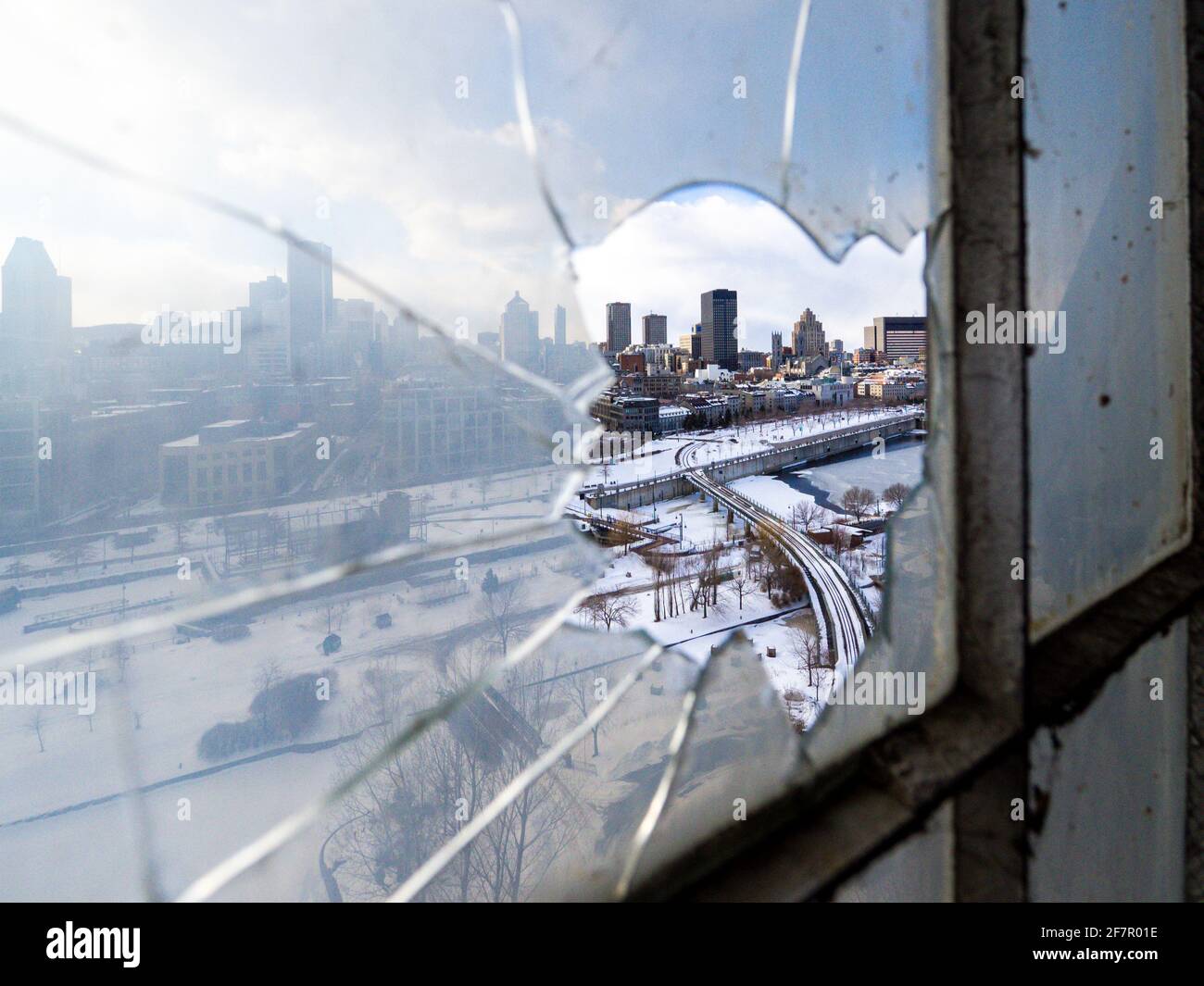 verre brisé montrant une ville derrière Banque D'Images
