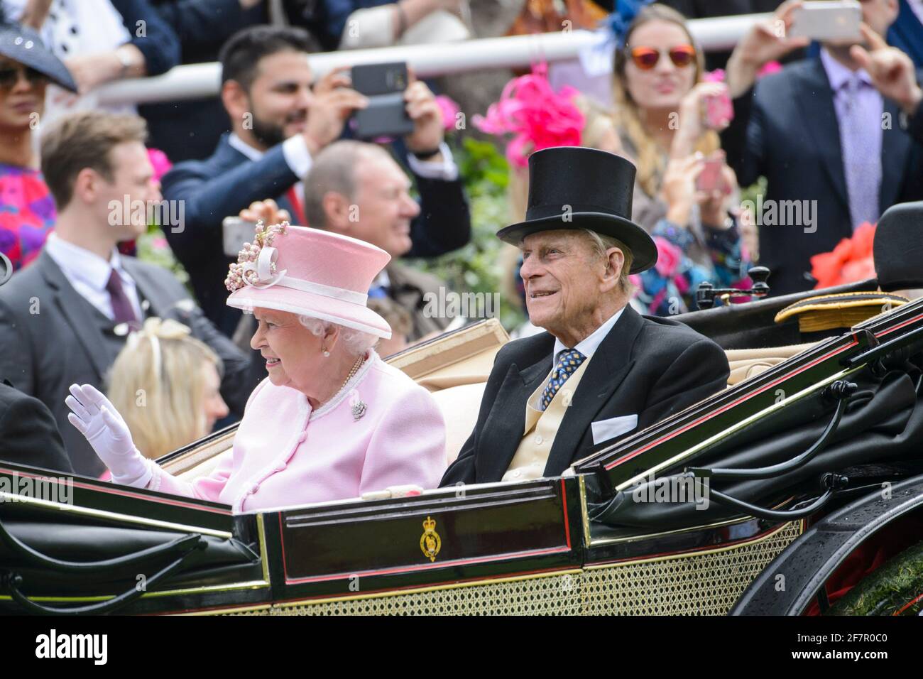 PHOTO DU DOSSIER : le prince Philip, duc d'Édimbourg, en photo avec la reine Elizabeth au Royal Ascot 2016, à l'hippodrome d'Ascot. Date de la photo : 15 juin 2016. Le crédit photo doit être lu : Matt Crossick/ EMPICS Entertainment/Alay Live News Banque D'Images