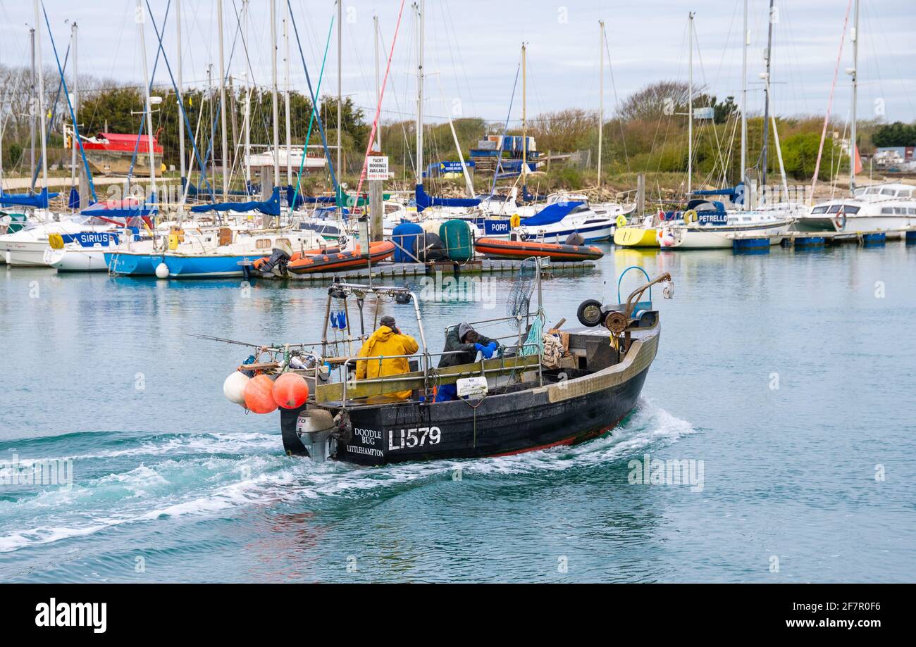 'Doodle Bug', registre LI579, un petit bateau de pêche (Seal Islander 640C) sur l'estuaire de la rivière Arun à Littlehampton, West Sussex, Angleterre, Royaume-Uni. Banque D'Images