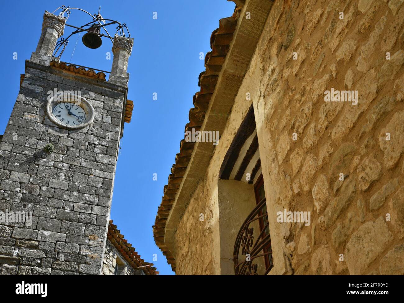 Ancienne tour d'horloge avec campanile dans le village pittoresque de  Lacoste en Provence-Alpes-Côte d'Azur Vaucluse, France Photo Stock - Alamy