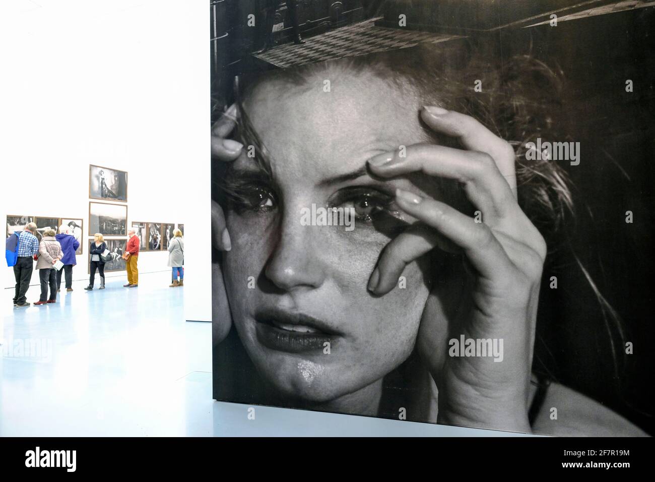 06.02.2020, Düsseldorf, Nordrhein-Westfalen, Deutschland - Besucher und Besucherinnen in der Fotoausstellung UNTOLD STORIES mit Bildern von Peter Lin Banque D'Images