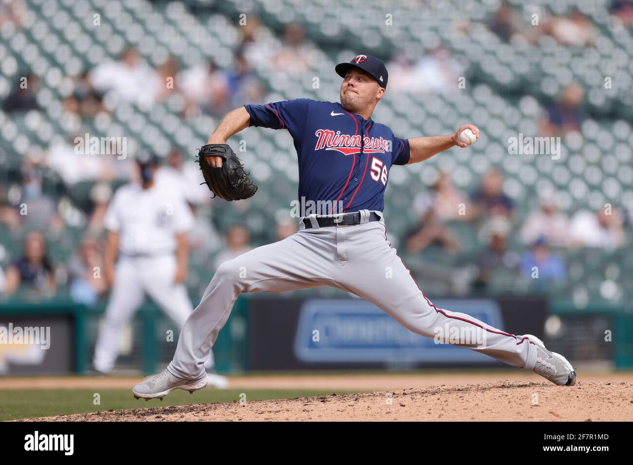 DETROIT, MI - 6 AVRIL : Caleb Thielbar (56) des Minnesota Twins s'oppose aux Detroit Tigers au parc Comerica le 6 avril 2021 à Detroit, Mic Banque D'Images