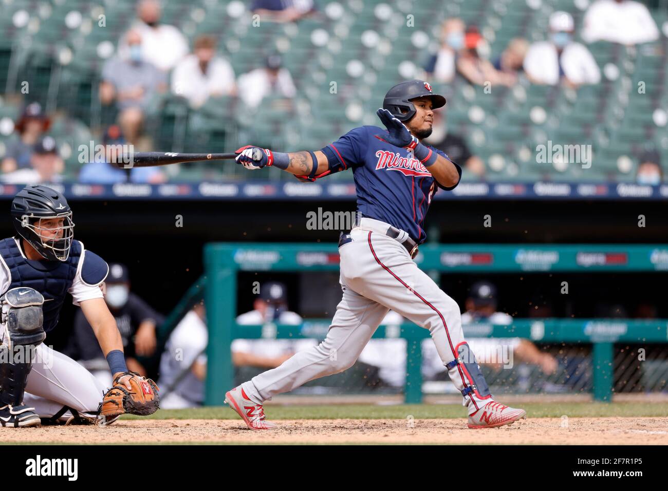 DETROIT, MI - 6 AVRIL : Luis Arraez (2) des Minnesota Twins chauves-souris contre les Detroit Tigers au parc Comerica le 6 avril 2021 à Detroit, Michigan. Banque D'Images