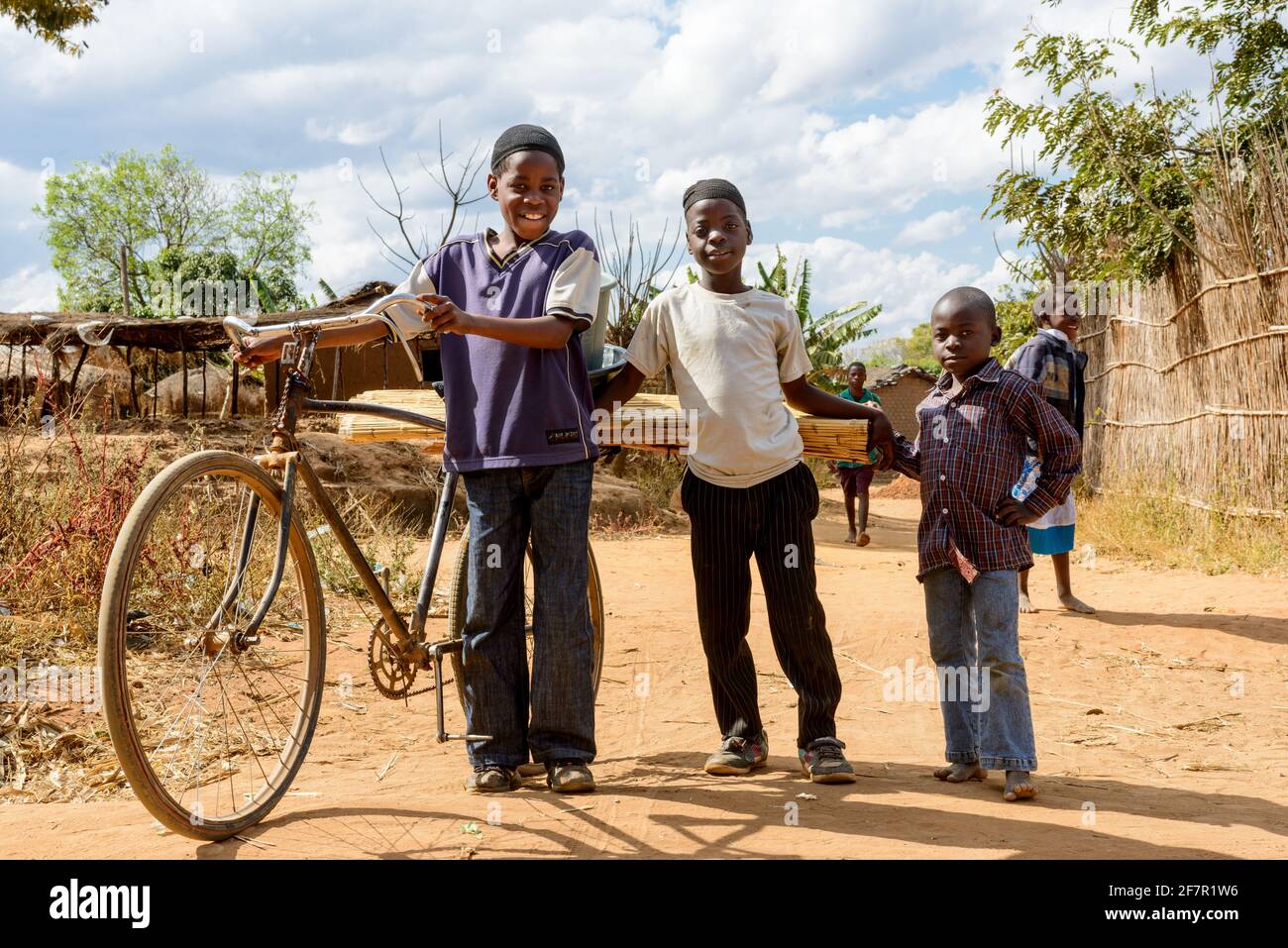 Garçons avec vieux vélo au Malawi, Afrique Banque D'Images