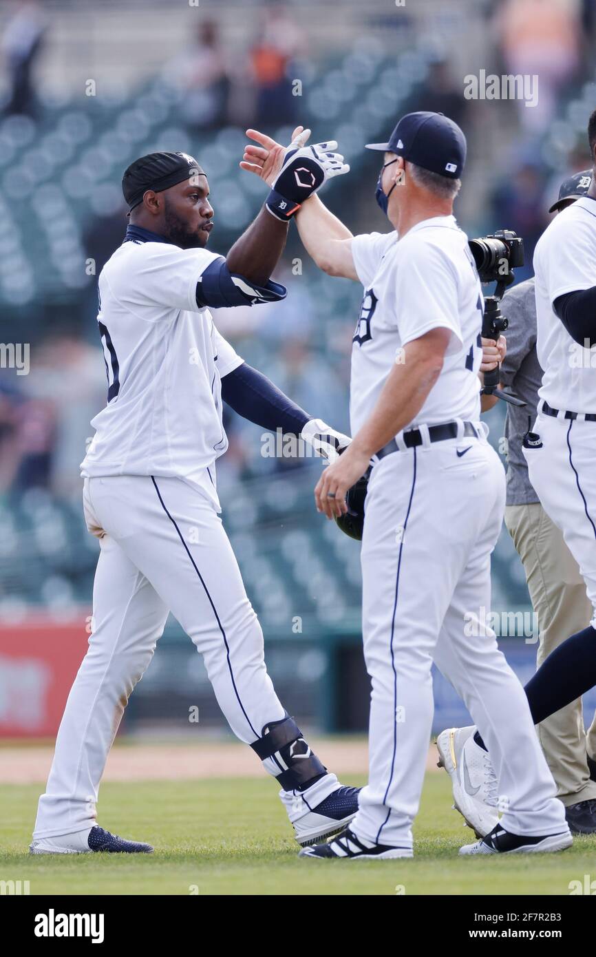 DETROIT, MI - 6 AVRIL : Akil Baddoo (60) des Detroit Tigers fête avec le directeur A.J. Hinch (14) après avoir conduit dans la course gagnante contre le min Banque D'Images DETROIT, MI - 6 AVRIL : Akil Baddoo (60) des Detroit Tigers fête avec le directeur A.J. Hinch (14) après avoir conduit dans la course gagnante contre le min Banque D'Images