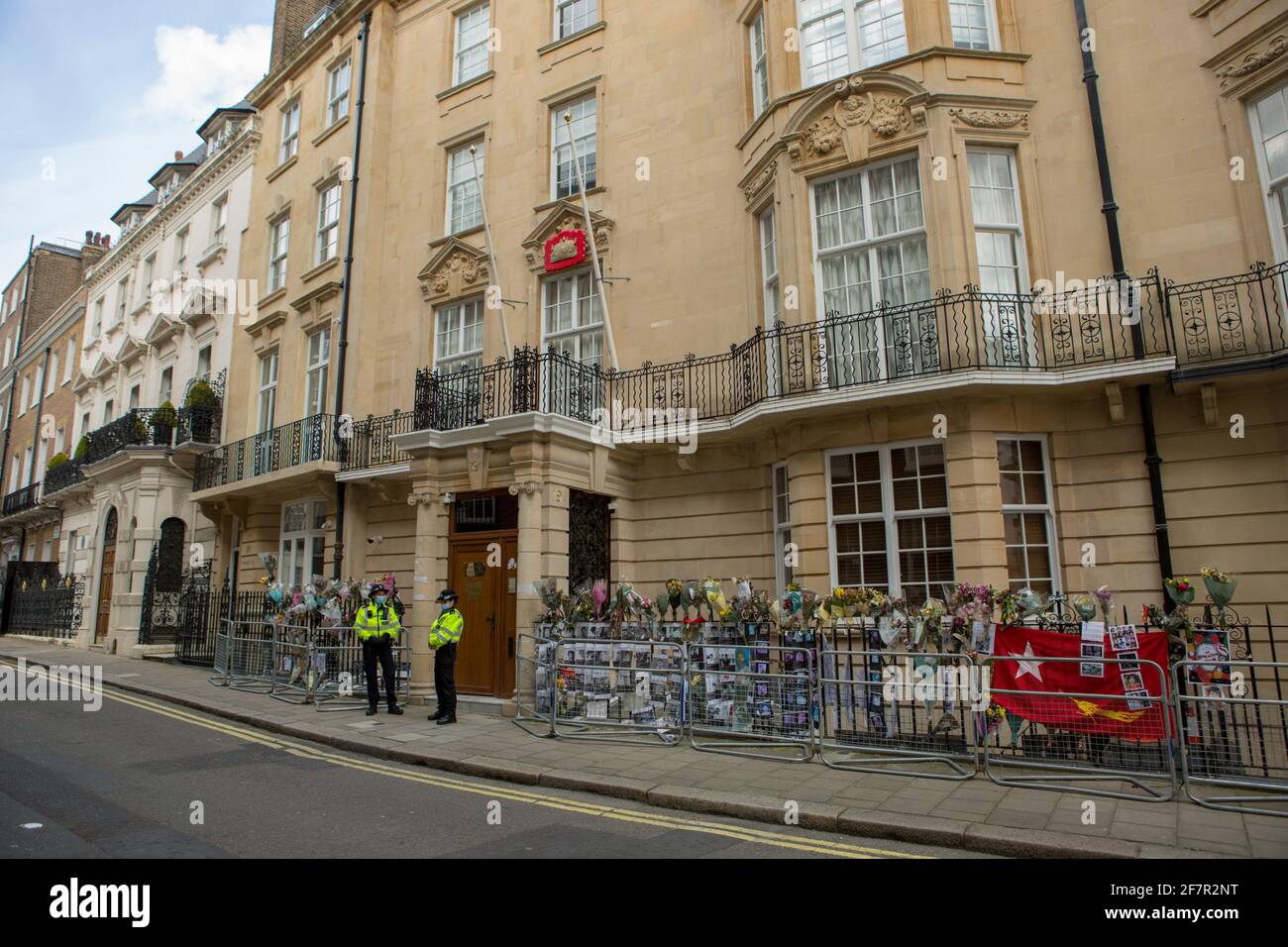 Des policiers ont été déployés à l'extérieur de l'ambassade du Myanmar à Londres.l'ambassadeur au Royaume-Uni, Kyaw Zwar Minn, s'est vu refuser l'entrée dans le bâtiment de la rue Charles à Mayfair mercredi soir. Banque D'Images