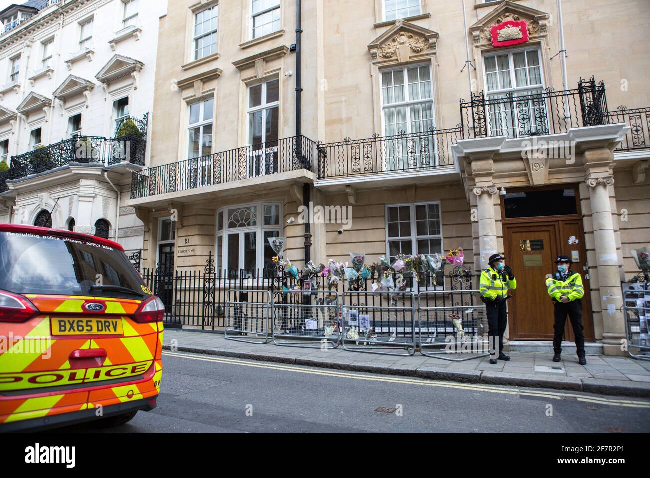 Des policiers ont été déployés à l'extérieur de l'ambassade du Myanmar à Londres.l'ambassadeur au Royaume-Uni, Kyaw Zwar Minn, s'est vu refuser l'entrée dans le bâtiment de la rue Charles à Mayfair mercredi soir. Banque D'Images