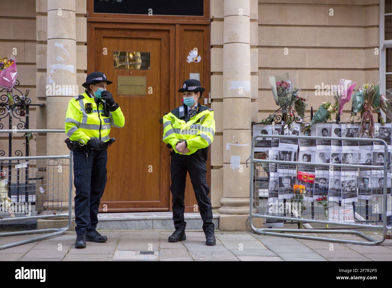 Des policiers ont été déployés à l'extérieur de l'ambassade du Myanmar à Londres.l'ambassadeur au Royaume-Uni, Kyaw Zwar Minn, s'est vu refuser l'entrée dans le bâtiment de la rue Charles à Mayfair mercredi soir. Banque D'Images