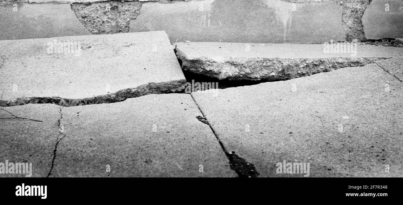 Trottoir cassé fissure de béton fissuré dangereuses Banque D'Images