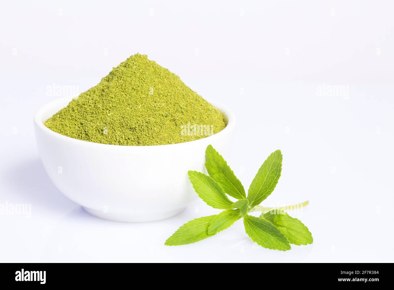 Vert frais Stevia herbe et extrait poudre - Stevia rebaudiana. Fond blanc  Photo Stock - Alamy