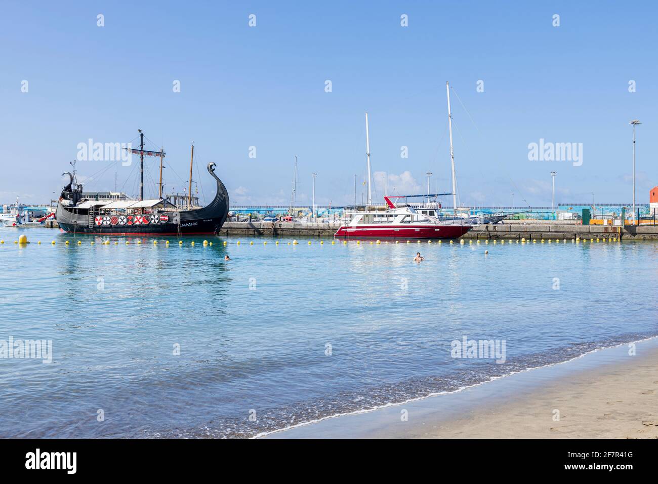 Bateau viking dans le port à la plage de Los Cristianos, Tenerife, îles Canaries, Espagne Banque D'Images