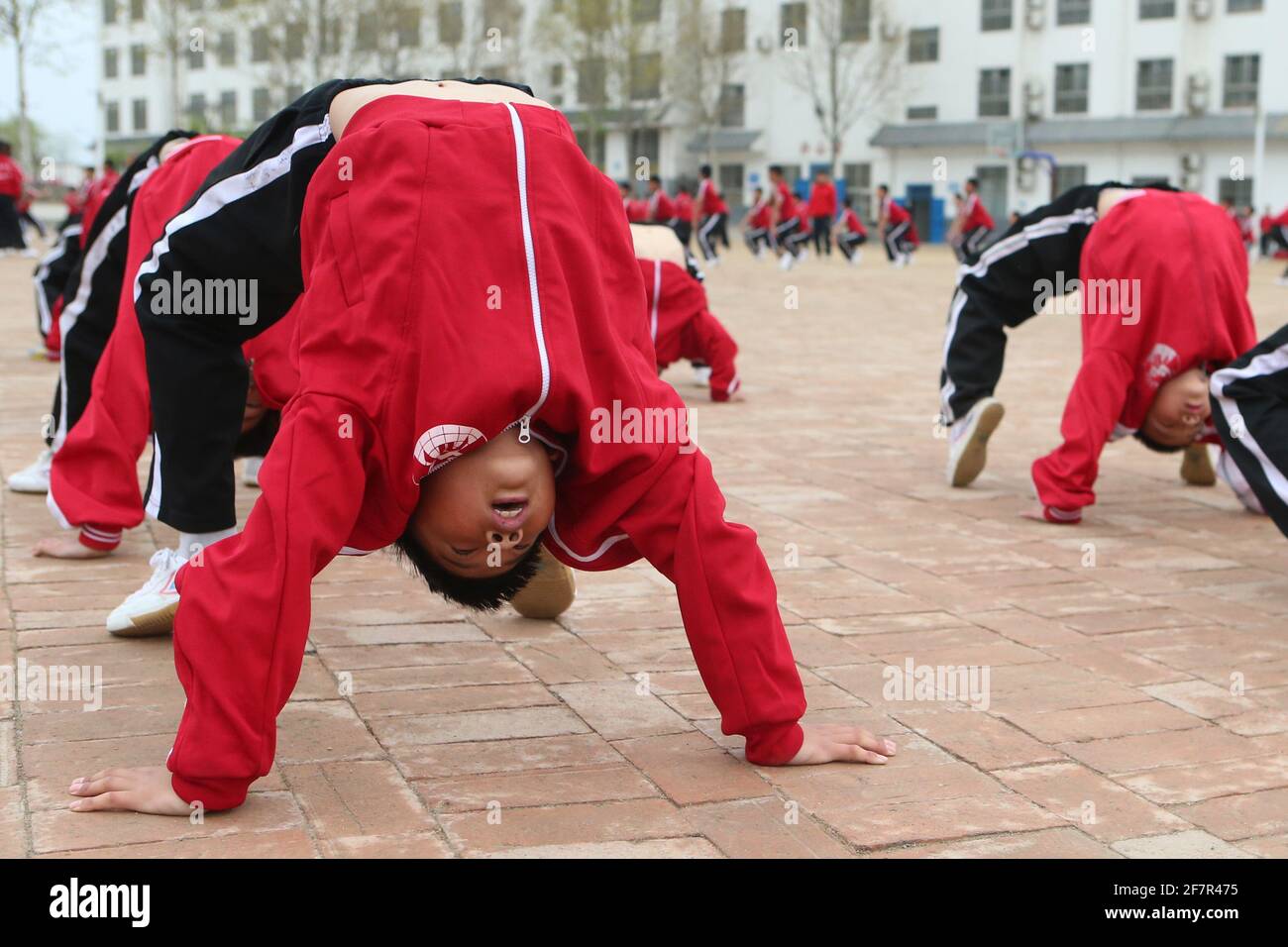 (210409) -- DENGFENG, 9 avril 2021 (Xinhua) -- Fang Yuhao (L) de l'équipe de hockey sur glace Shaolin Tagou prend une séance de formation à l'école d'arts martiaux Shaolin Tagou, Dengfeng City, province de Henan, dans le centre de la Chine, le 31 mars 2021. Shaolin Tagou Martial Arts School, à quelques kilomètres du temple de Shaolin, lieu de naissance de Shaolin Kung Fu, construit son équipe de hockey sur glace. Les élèves apprennent le sport sur des patins à roulettes dans une patinoire de taille standard recouverte de plancher, au lieu de glace. La pratique des arts martiaux renforce leur physique et leur procure des qualités athlétiques que le hockey sur glace exige, sa Banque D'Images