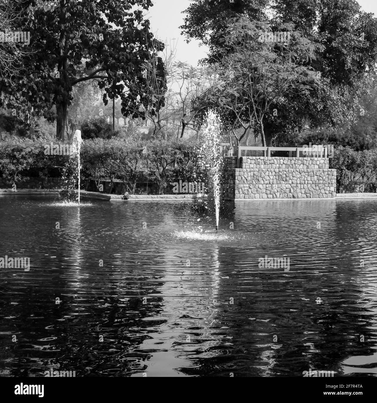 Fontaine dans le jardin de la pépinière de Sunder à Delhi Inde, fontaine en activité dans le complexe de pépinière de Sunder, eau dans la fontaine, fontaine dans le parc d Banque D'Images