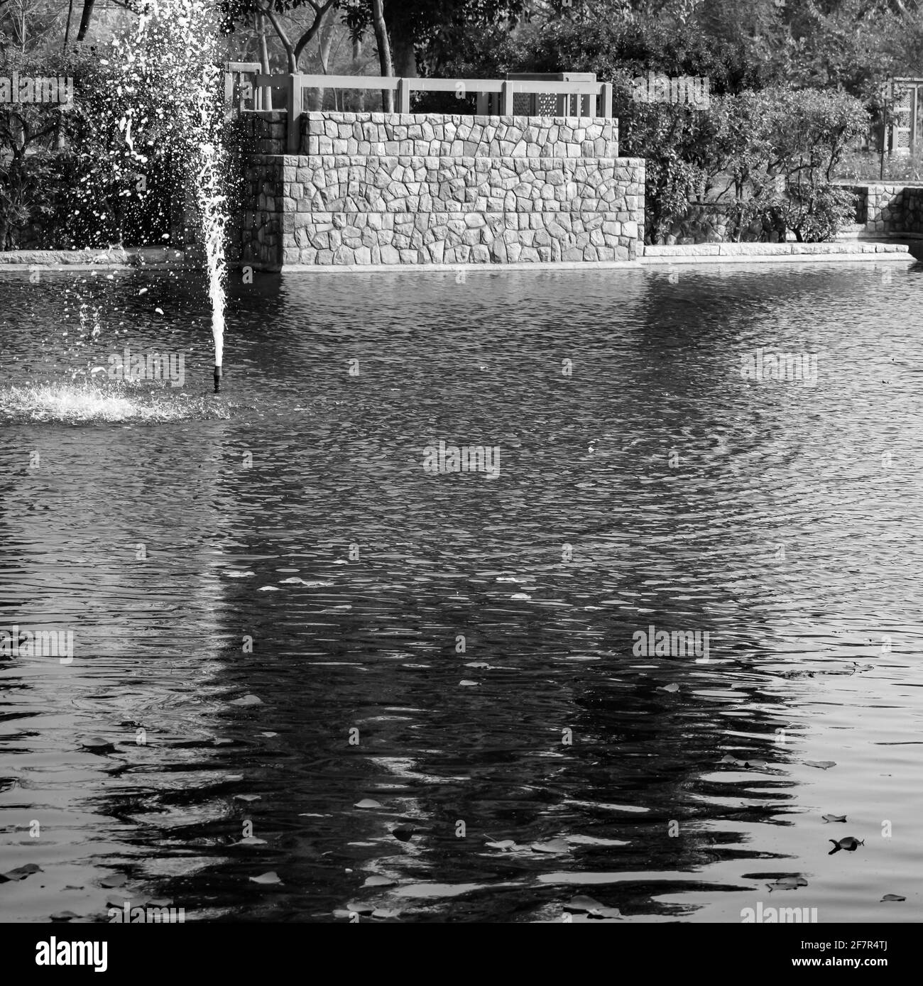 Fontaine dans le jardin de la pépinière de Sunder à Delhi Inde, fontaine en activité dans le complexe de pépinière de Sunder, eau dans la fontaine, fontaine dans le parc d Banque D'Images