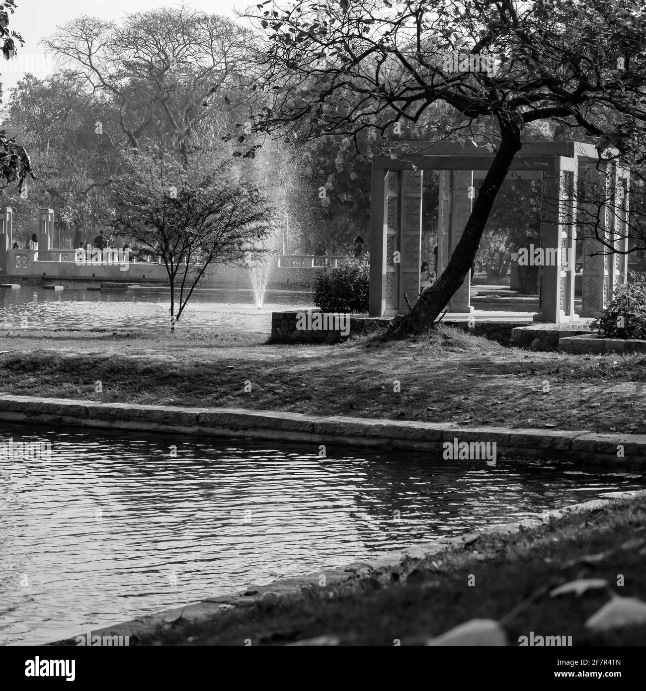 Fontaine dans le jardin de la pépinière de Sunder à Delhi Inde, fontaine en activité dans le complexe de pépinière de Sunder, eau dans la fontaine, fontaine dans le parc d Banque D'Images