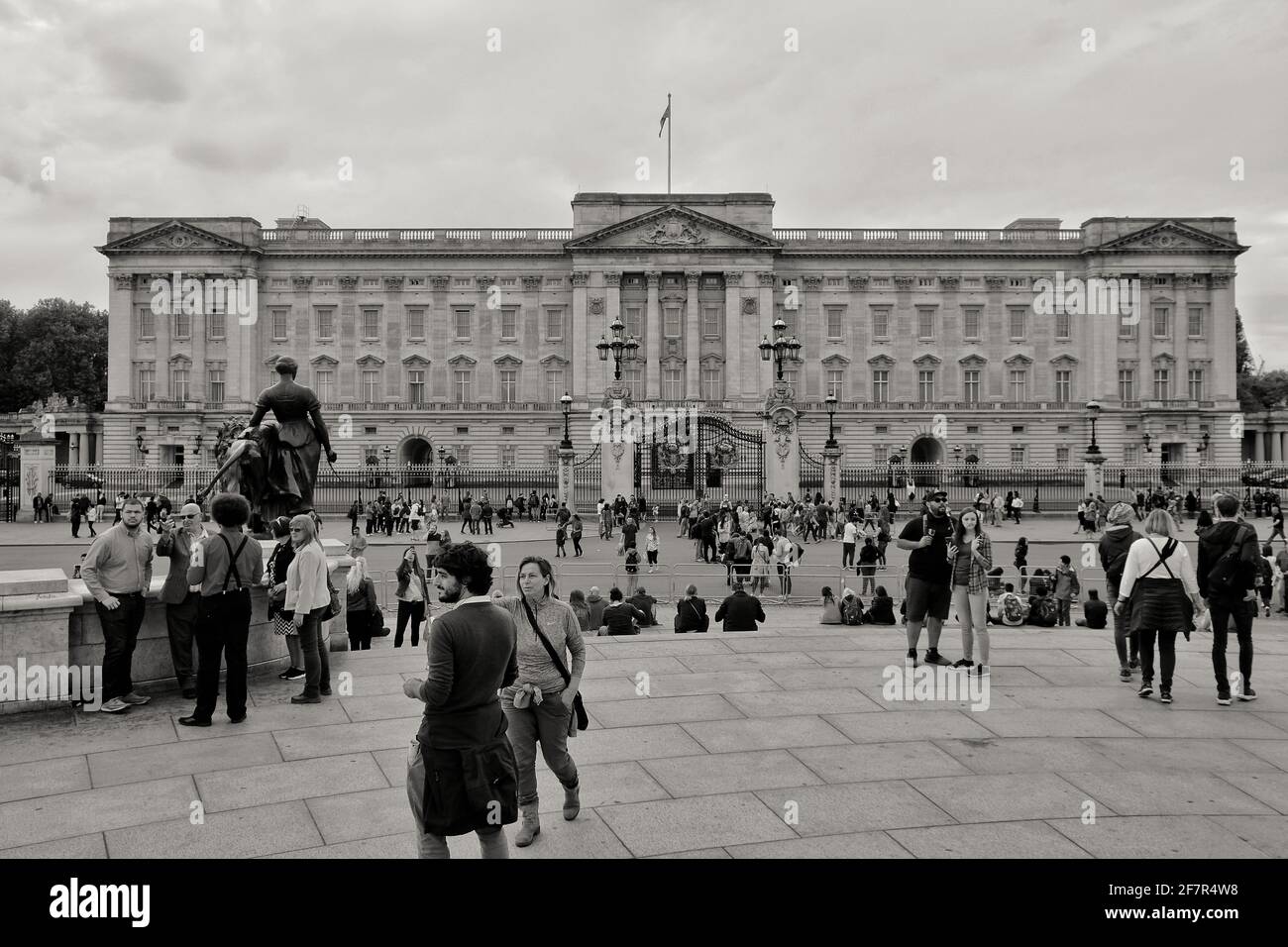 Londres, Grande-Bretagne - 21 mai 2018 : foules de touristes en face du Palais de Buckingham à Londres en noir et blanc Banque D'Images
