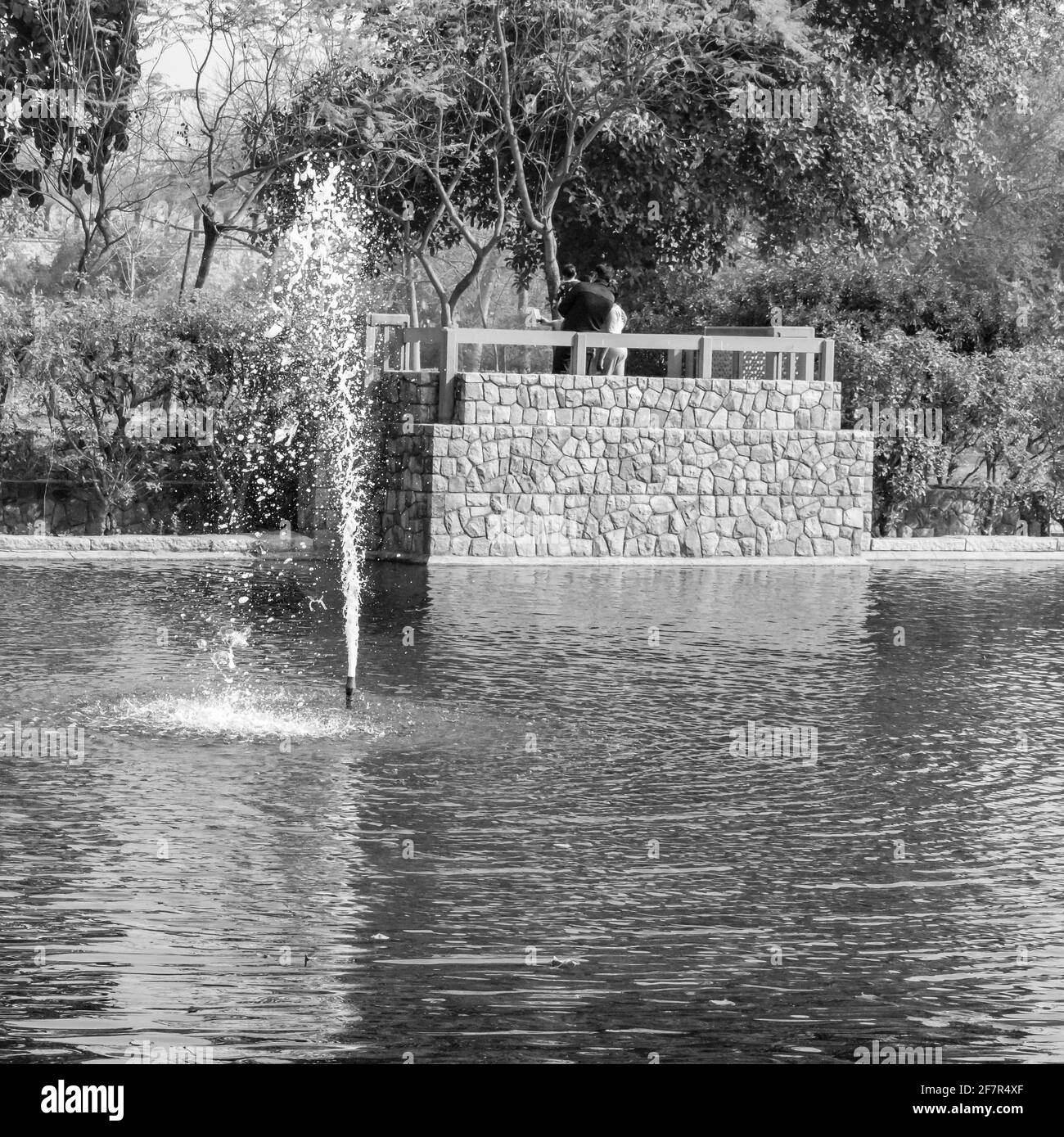 Fontaine dans le jardin de la pépinière de Sunder à Delhi Inde, fontaine en activité dans le complexe de pépinière de Sunder, eau dans la fontaine, fontaine dans le parc d Banque D'Images