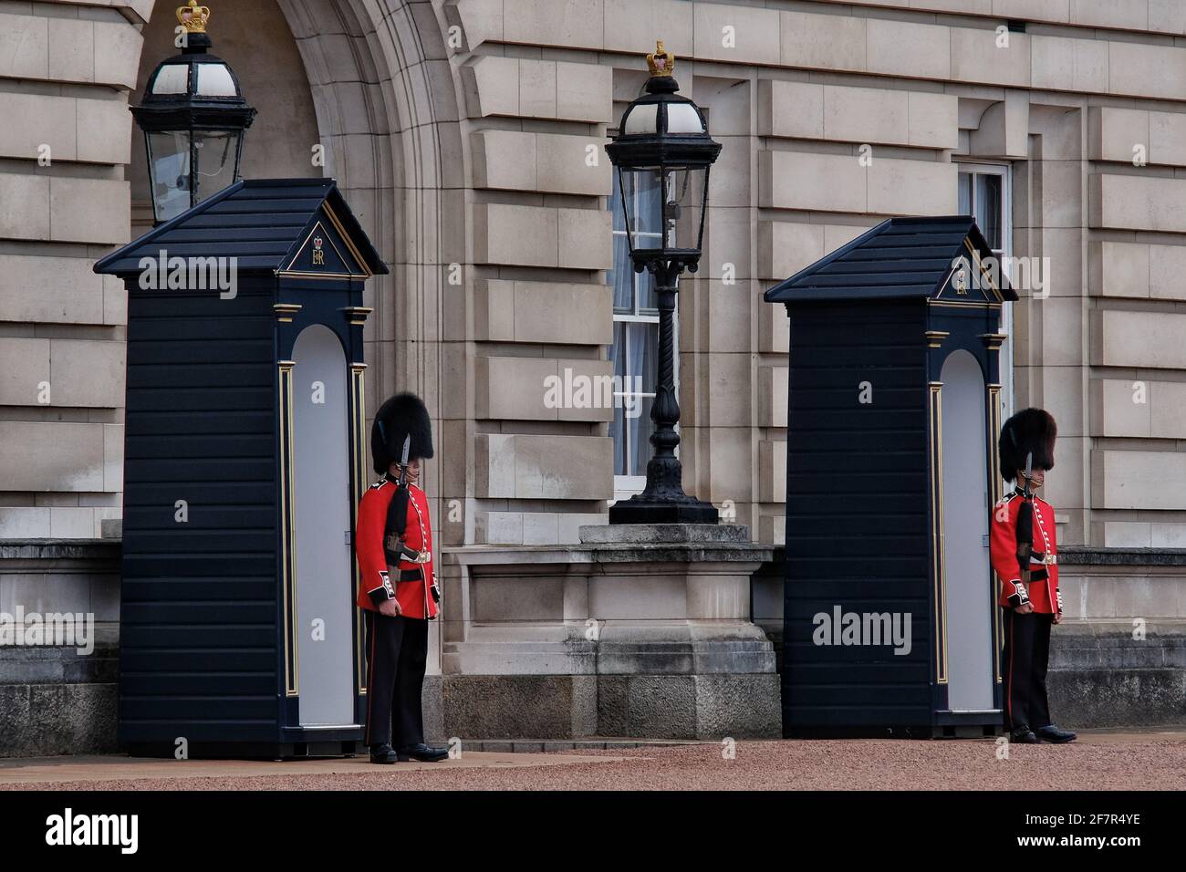 Londres, Grande-Bretagne - 21 mai 2018 : gros plan des gardes royaux debout devant le Palais de Buckingham Banque D'Images