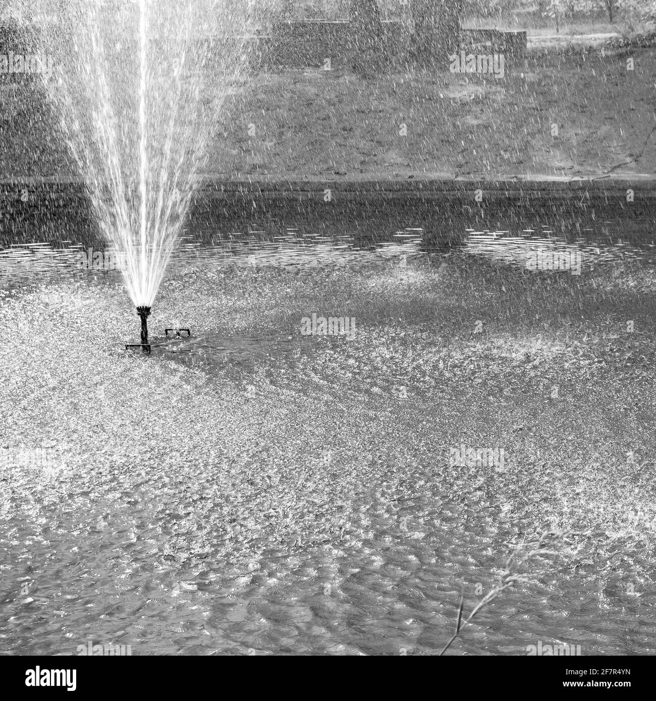 Fontaine dans le jardin de la pépinière de Sunder à Delhi Inde, fontaine en activité dans le complexe de pépinière de Sunder, eau dans la fontaine, fontaine dans le parc d Banque D'Images