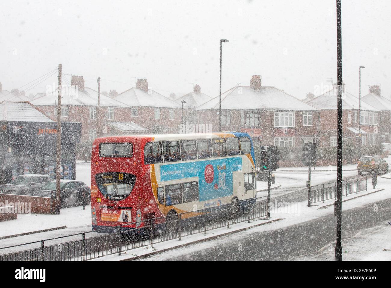 Newcastle upon Tyne High Heaton - 17.01.2019: Tempête de neige de Newcastle janvier 2019 - UN bus Stagecoach qui longe la rue Banque D'Images