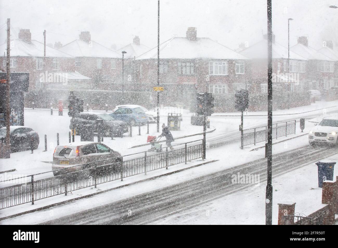 Newcastle upon Tyne High Heaton - 17.01.2019: Une mère avec un pram utilisant un passage à pied pendant la tempête Banque D'Images