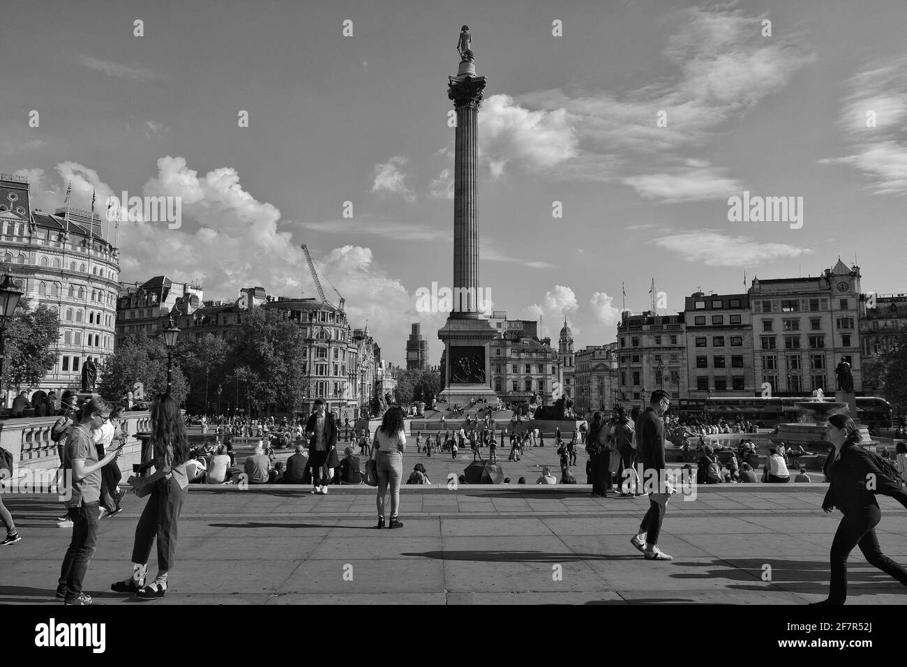 Londres, Grande-Bretagne - 21 mai 2018 : vue des touristes et des Londoniens autour de la place Trafalgar en noir et blanc Banque D'Images