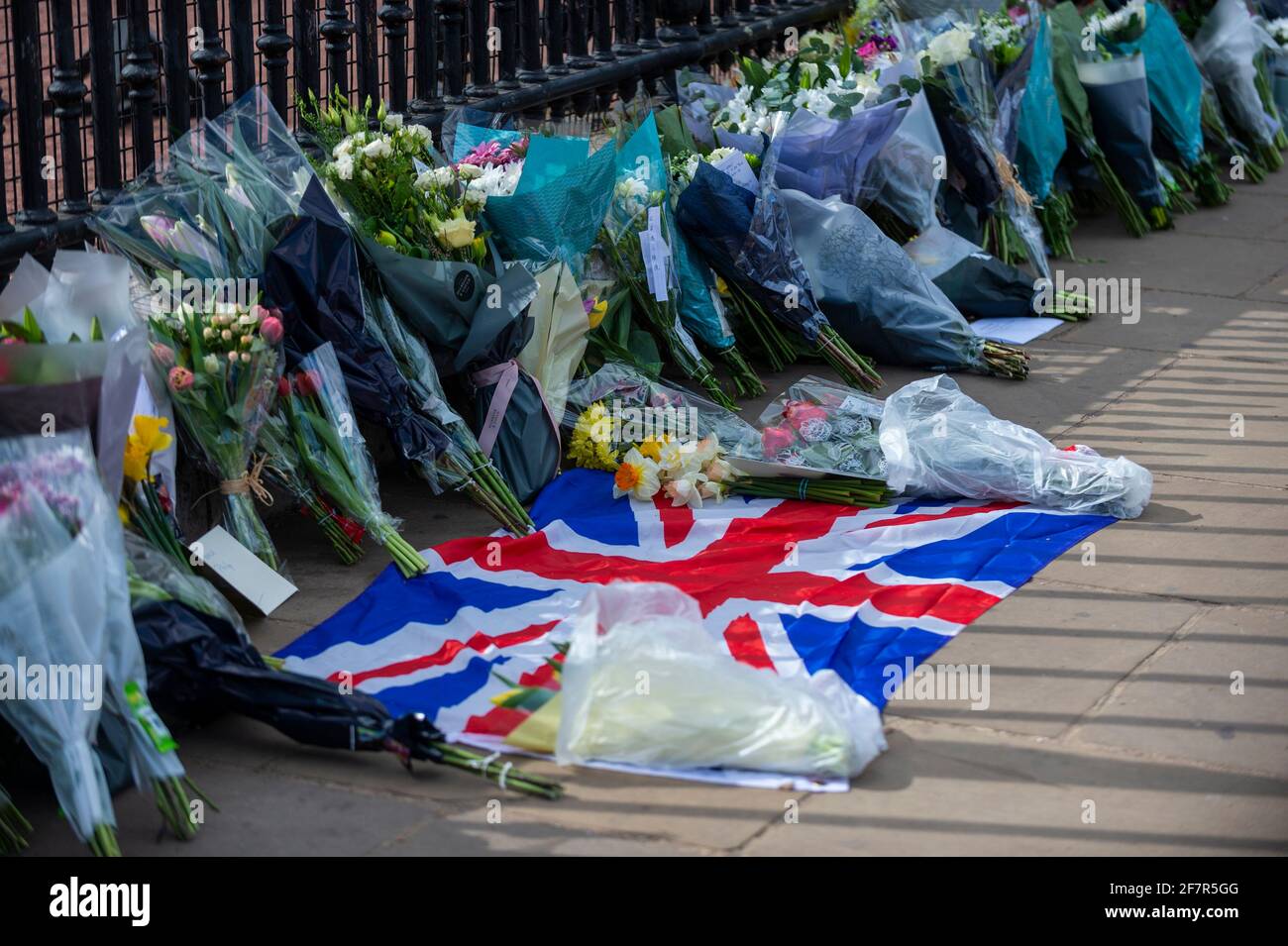 Londres, Royaume-Uni. 9 avril 2021. Un drapeau de l'Union et des fleurs à l'extérieur du palais de Buckingham après la mort du prince Philippe, âgé de 99 ans, a été annoncé. Crédit : Stephen Chung/Alay Live News Banque D'Images