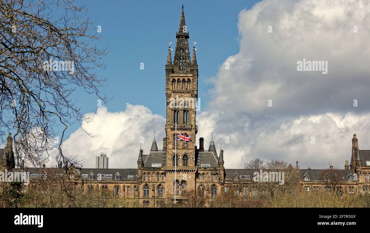 Glasgow, Écosse, Royaume-Uni. 9 avril 2021. Le duc d'édimbourg qui passait a vu des drapeaux en Berne à l'université de Glasgow . Crédit : gerard ferry/Alay Live News Banque D'Images