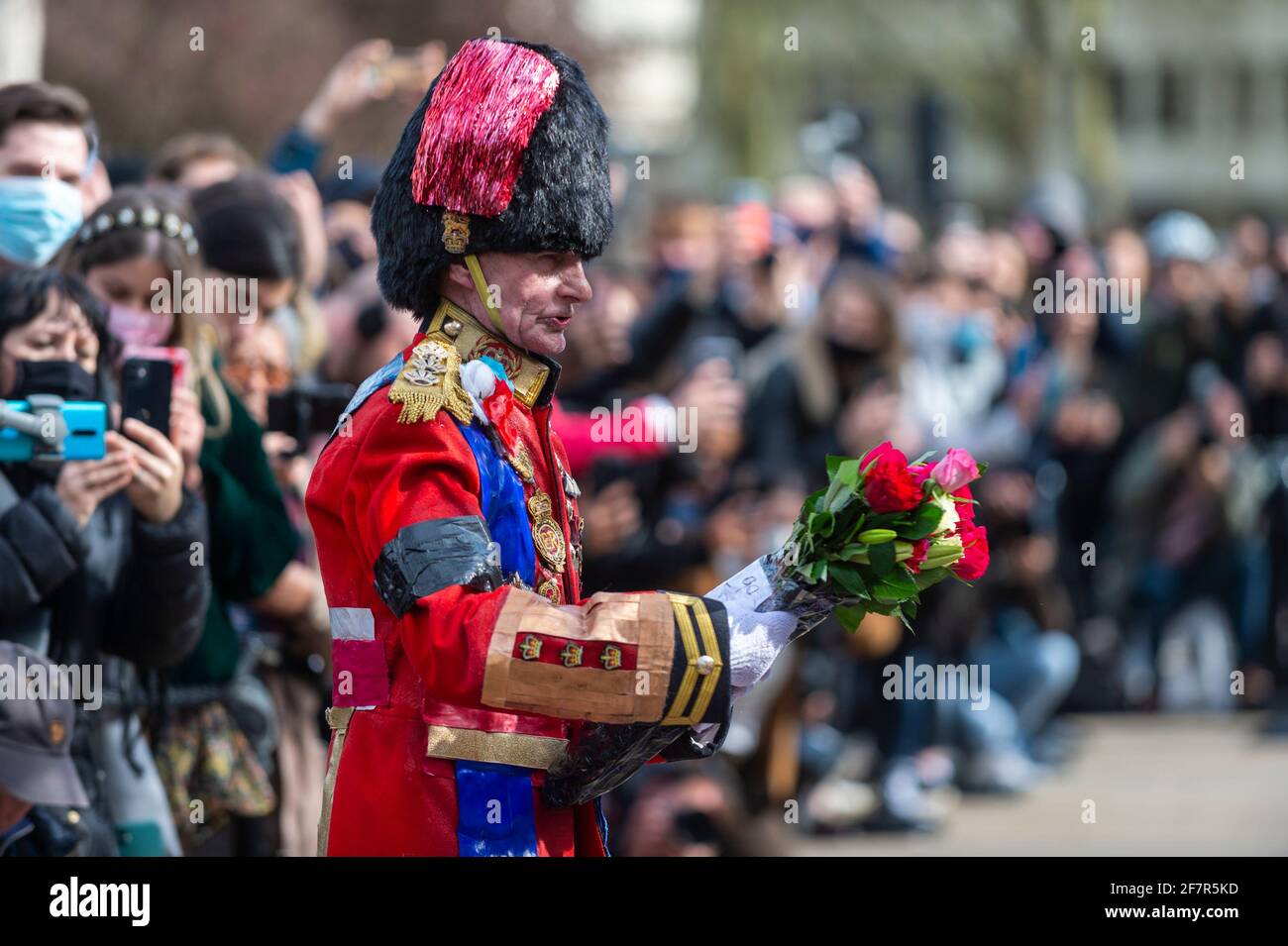 Londres, Royaume-Uni. 9 avril 2021. Un bien-sorbeur habillé d'un uniforme fait maison dépose des fleurs devant le palais de Buckingham après la mort du prince Philippe, âgé de 99 ans, a été annoncé. Crédit : Stephen Chung/Alay Live News Banque D'Images