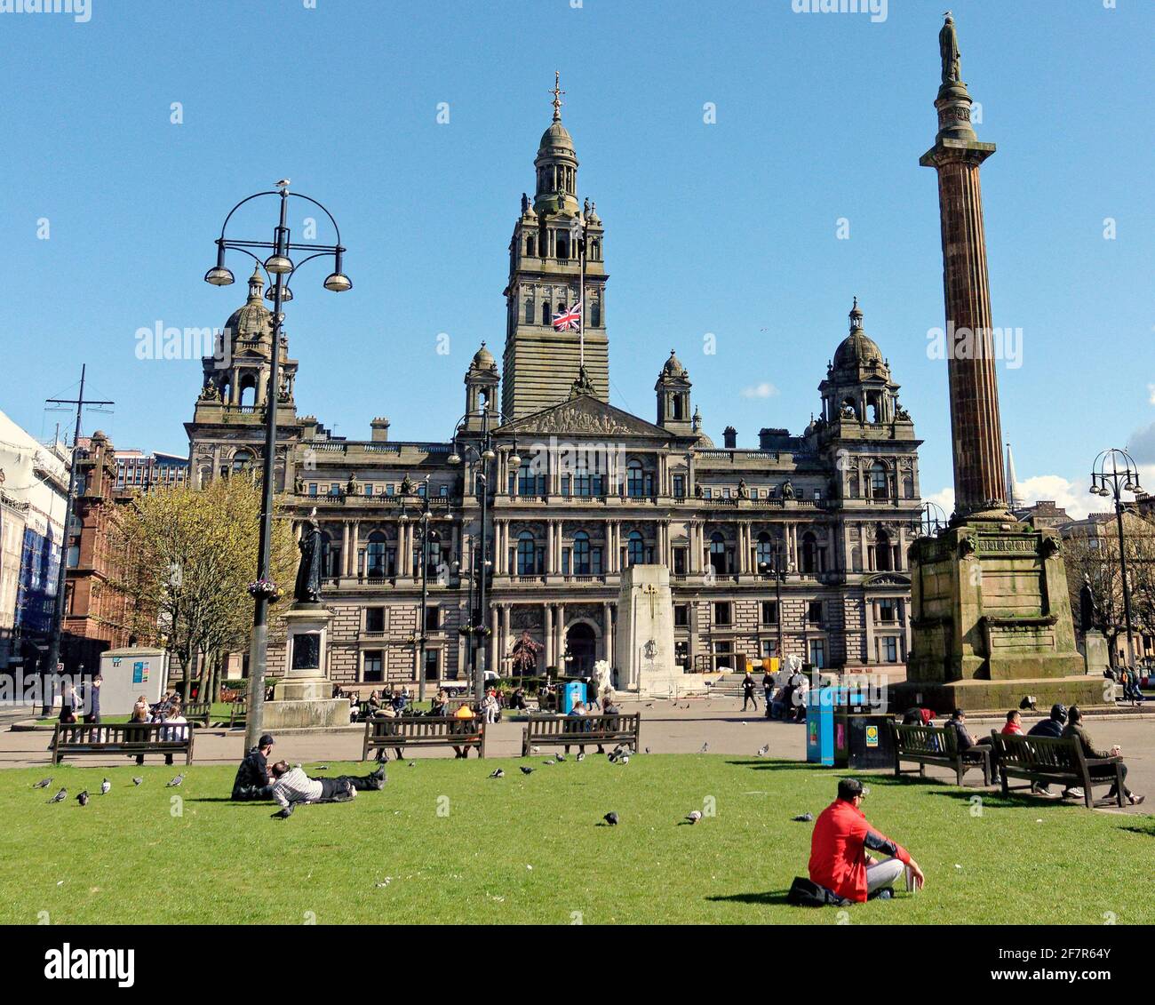 Glasgow, Écosse, Royaume-Uni. 9 avril 2021. union Jack au-dessus des chambres de la ville le duc d'édimbourg mourant a vu des drapeaux en Berne à u les chambres de la ville de george Square. Crédit : gerard ferry/Alamy Live News Banque D'Images