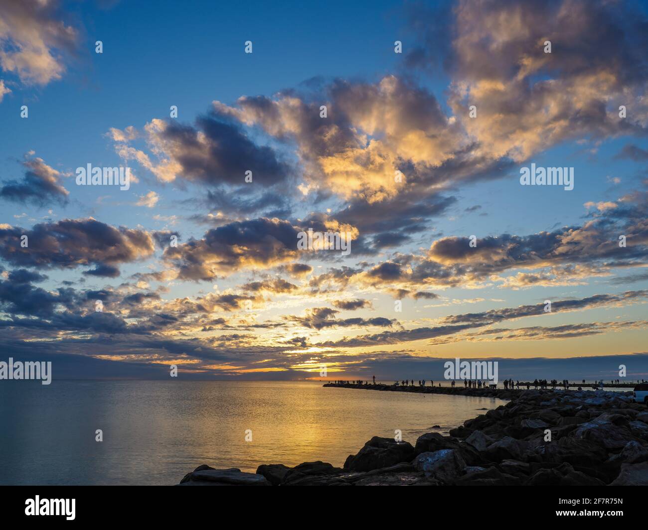 Coucher de soleil sur la jetée et calme plate jetée, Golfe du Mexique de Venise Floride Etats-Unis Banque D'Images