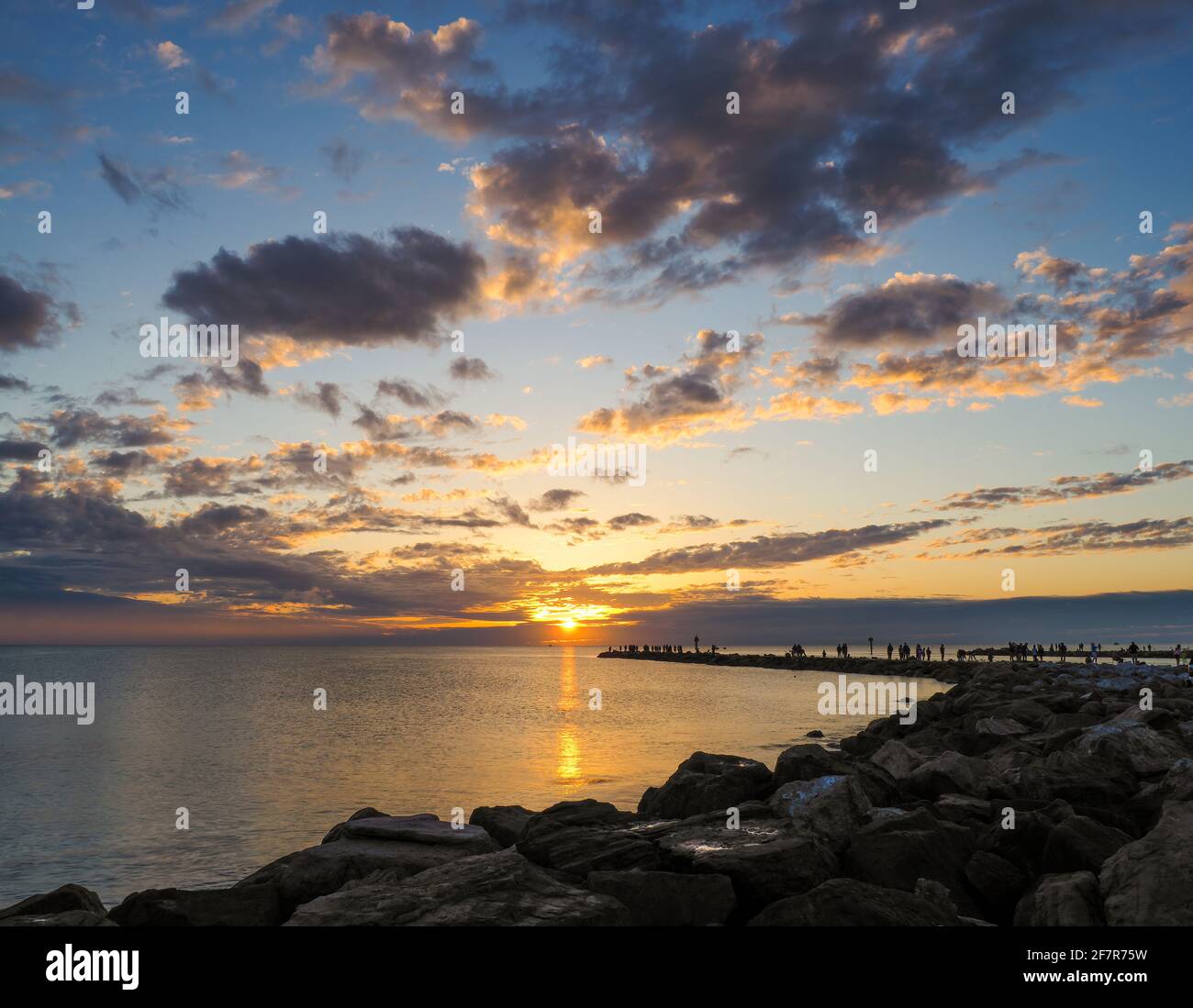 Coucher de soleil sur la jetée et calme plate jetée, Golfe du Mexique de Venise Floride Etats-Unis Banque D'Images