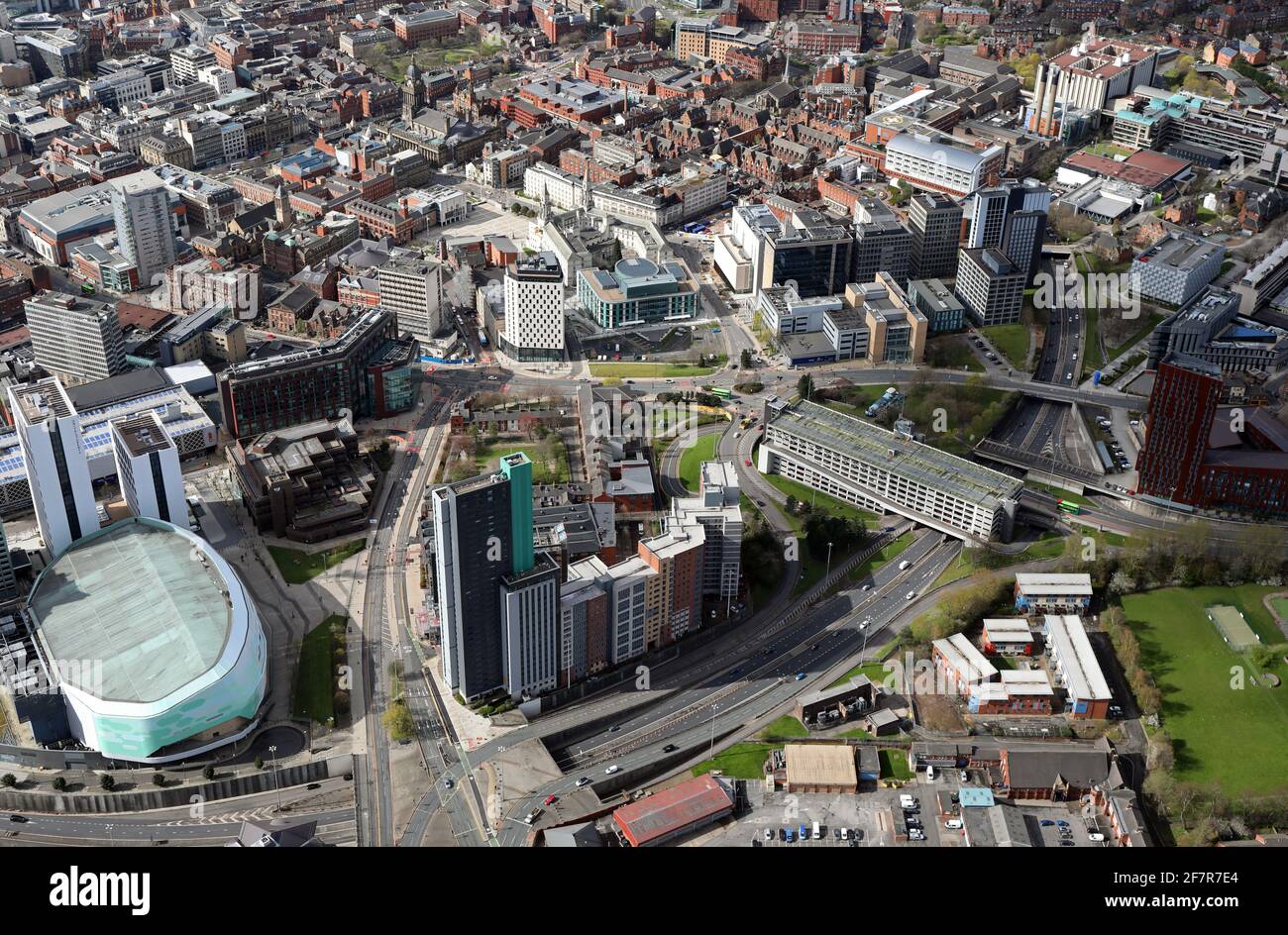 Vue aérienne depuis le nord-est vers le centre-ville de Leeds avec la First Direct Arena, le Premier Inn et l'hébergement étudiant en avant-plan Banque D'Images