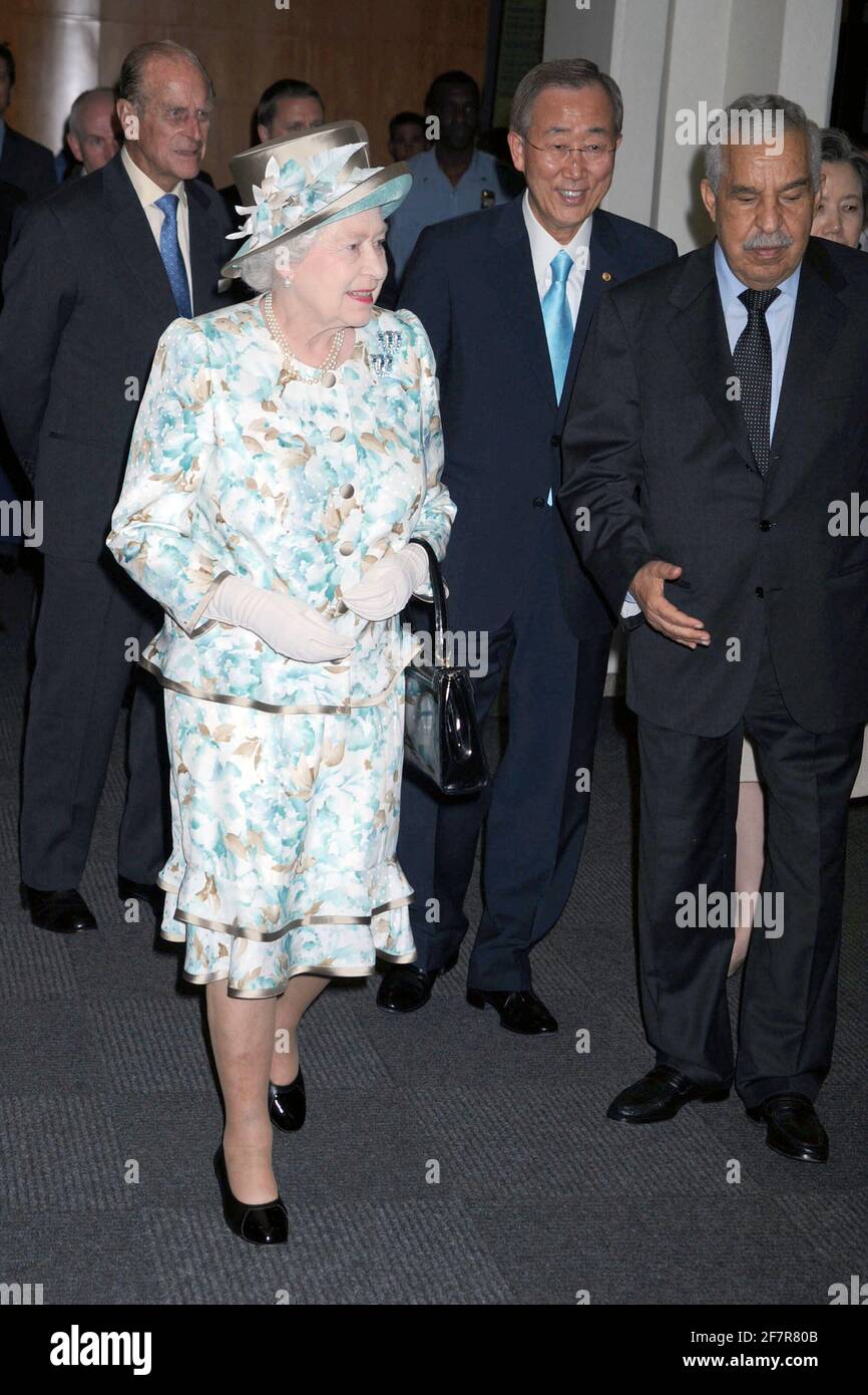 PHOTO DU DOSSIER: NEW YORK - JUILLET 06: La reine Elizabeth II signe le livre des visiteurs alors qu'elle visite le siège de l'ONU le 6 juillet 2010 à New York. La reine Elizabeth II et le prince Philip, duc d'Édimbourg viennent de terminer une visite de huit jours au Canada et la visite à New York est le dernier jour avant le retour du couple royal au Royaume-Uni. Après avoir effectué une visite historique aux Nations Unies, ils visiteront Ground Zero et le British Memorial Garden. La Reine s'est adressée pour la dernière fois aux Nations Unies en 1957 et ce sera la première fois qu'elle visitera des personnes sans terre : le Prince Philip Banque D'Images