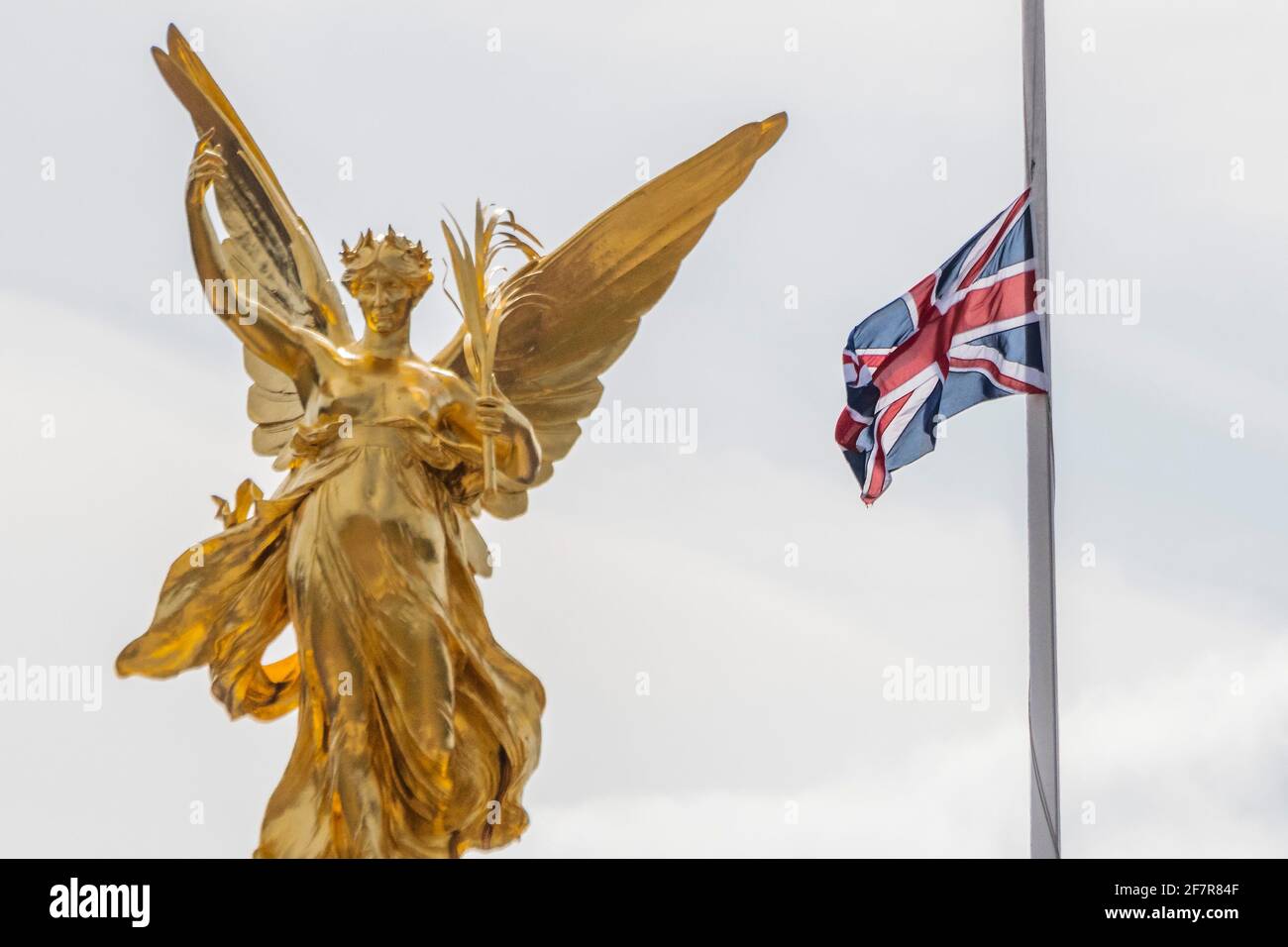 Londres, Royaume-Uni. 9 avril 2021. Les drapeaux volent à mi-mât pour marquer le passage du prince Philip, duc d'Édimbourg, devant le palais de Buckingham, Londres, Royaume-Uni. Crédit : Guy Bell/Alay Live News Banque D'Images