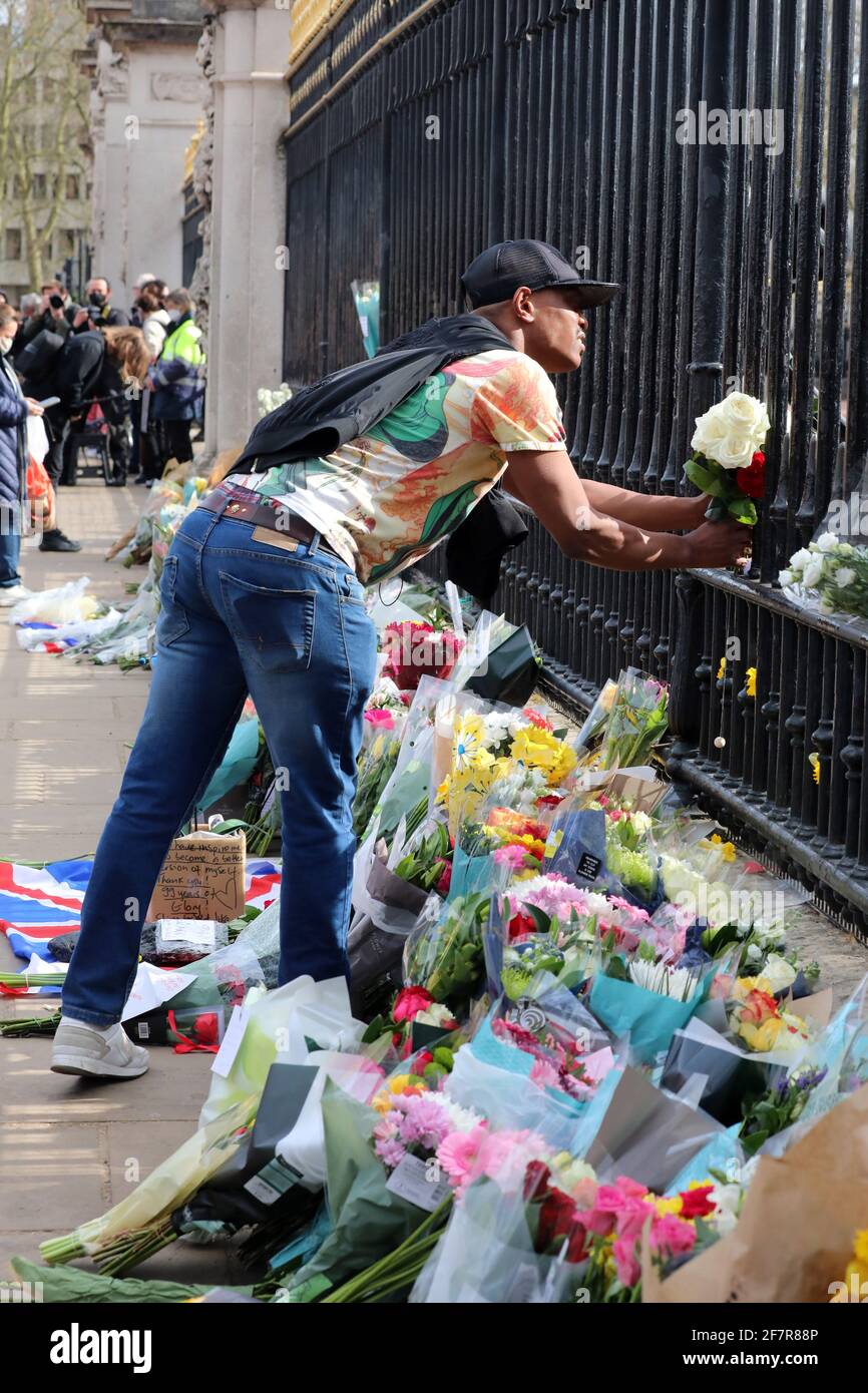 Londres, Royaume-Uni. 9 avril 2021. Hommages floraux rendus par les gens au Palais de Buckingham après l'annonce de la mort du prince Philip crédit: Paul Brown/Alay Live News Banque D'Images