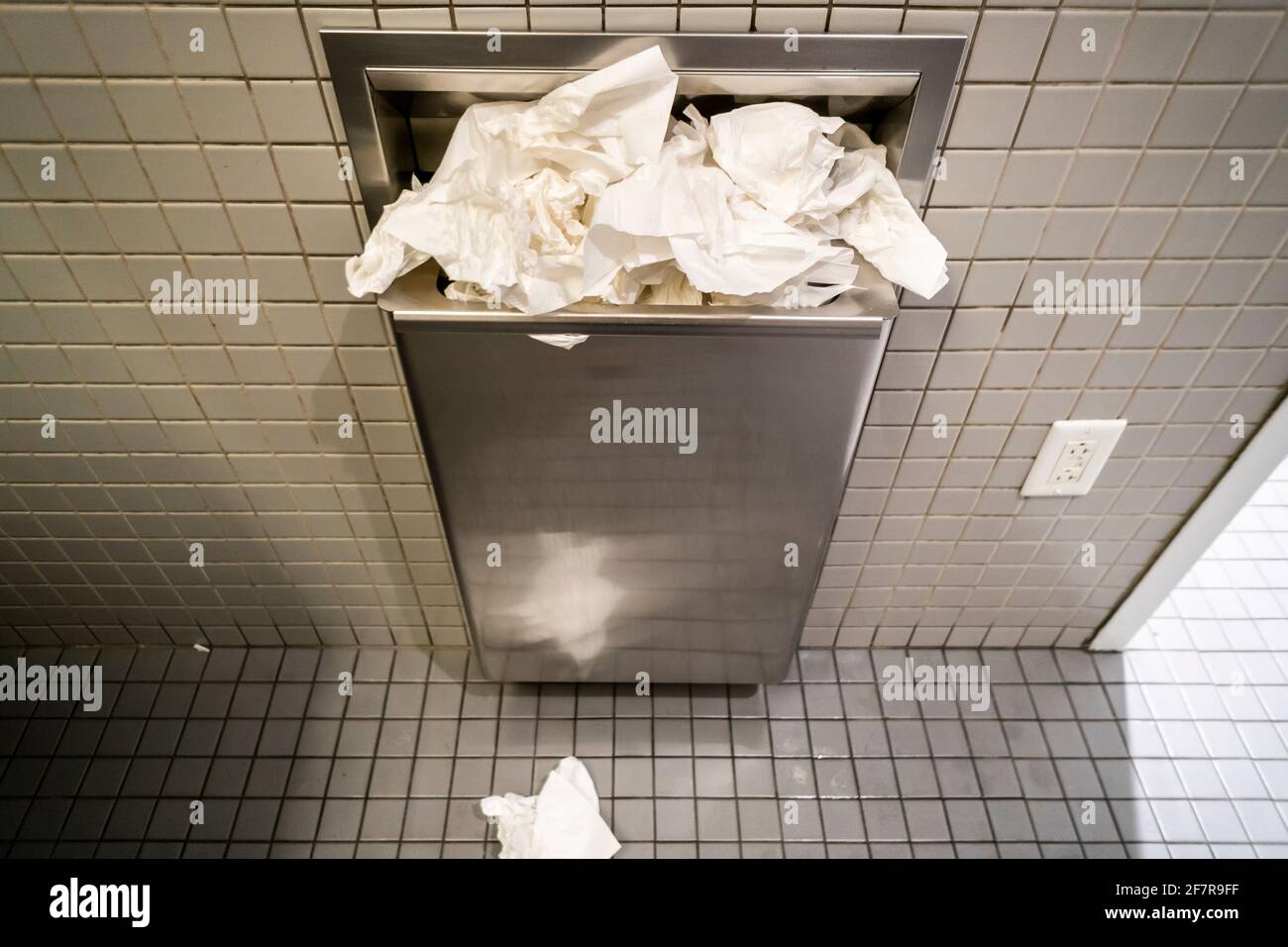 Un réceptacle de serviette en papier débordant dans les toilettes d'un  homme à New York le vendredi 26 mars 2021. Le NIH a décrété que les  serviettes en papier sont supérieures aux