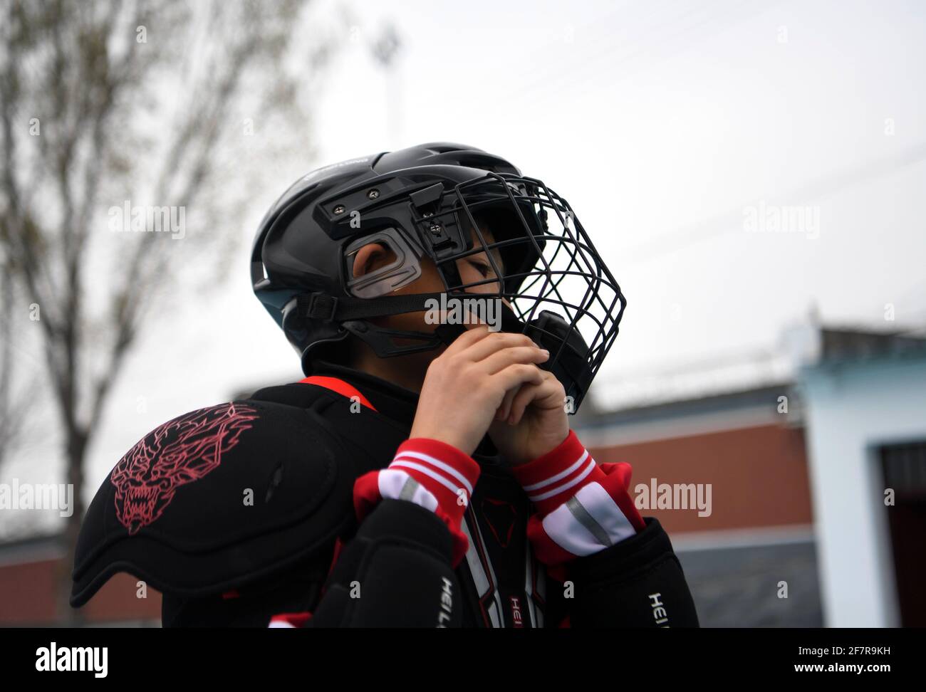 210409) -- DENGFENG, 9 avril 2021 (Xinhua) -- UN joueur de l'équipe de  hockey sur glace Shaolin Tagou met son casque à l'école d'arts martiaux  Shaolin Tagou, Dengfeng City, province de Henan,