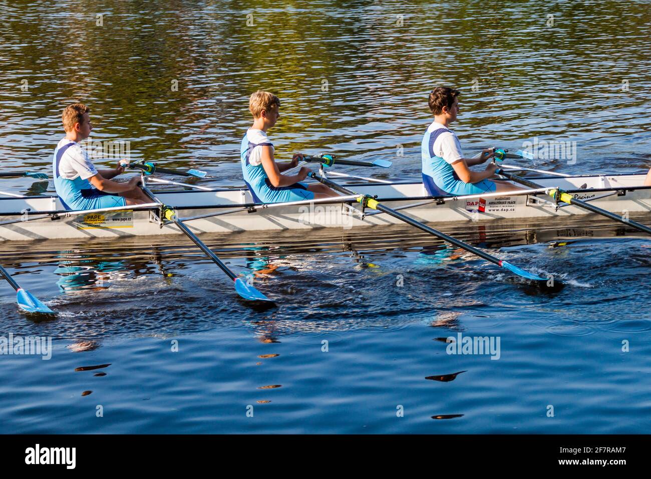 BRANDYS NAD LABEM, TCHÉQUIE - 11 SEPTEMBRE 2016 : course d'aviron des jeunes sur la rivière de l'Elbe à Brandys nad Labem, Tchéquie Banque D'Images