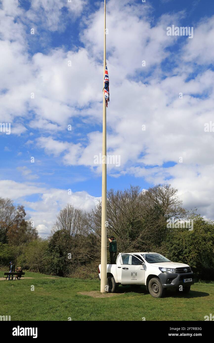 Londres, Royaume-Uni, 9 avril 2021, HRH le prince Philip est décédé à Windsor, 2 mois avant son 100e anniversaire. Un parpman de la ville de Londres abaisse le drapeau de l'Union Jack à mi-mât sur Hampstead Heath. Monica Wells/Alay Live News Banque D'Images