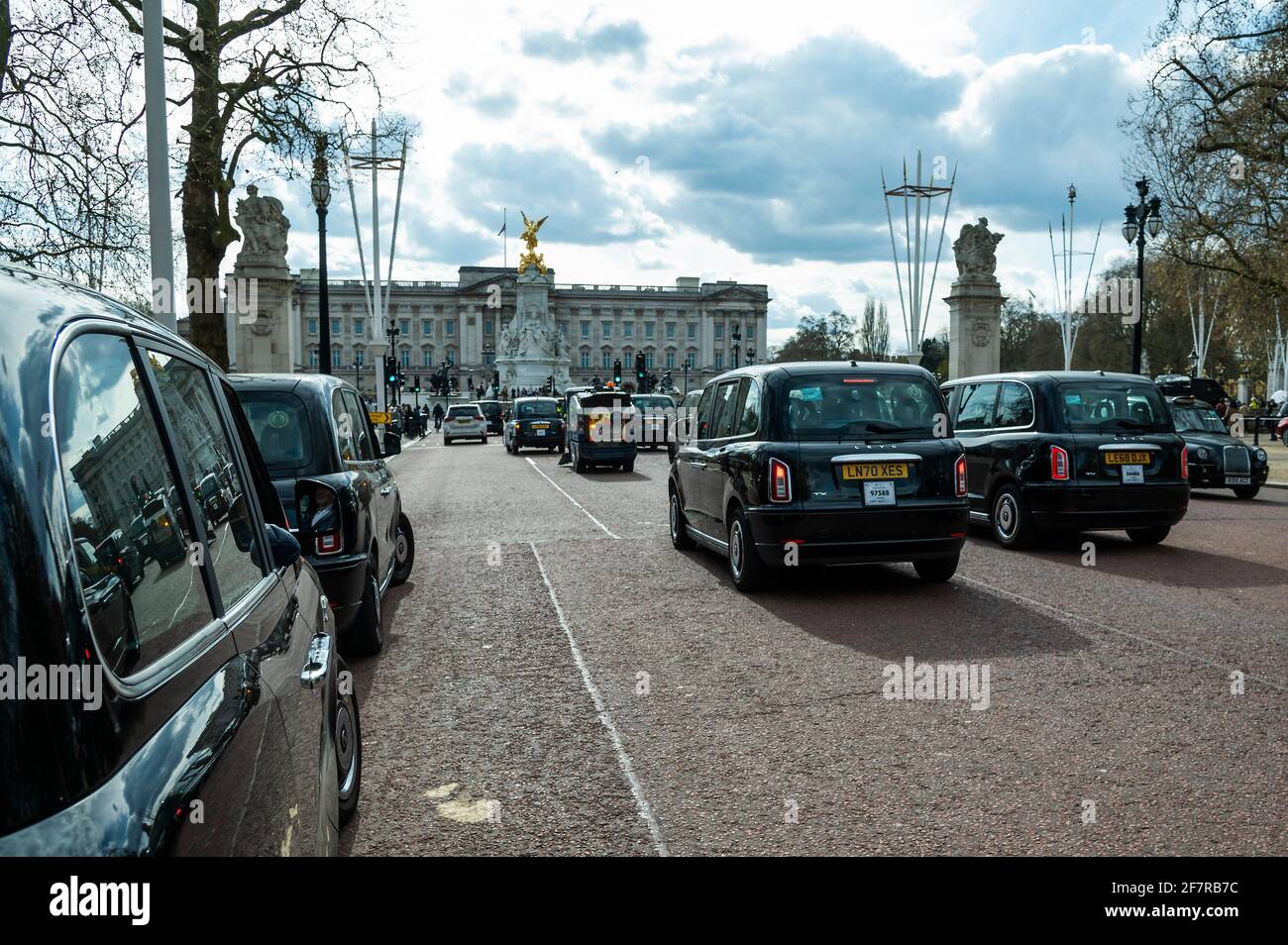 Londres, Royaume-Uni. 9 avril 2021. Taxis se rassemblent comme marque de respect - HRH le prince Philip, duc d'Édimbourg, vient de mourir au château de Windsor. Les gens posent des hommages floraux, et le drapeau est abaissé à mi-mât, à Buckingham Palace. Crédit : Guy Bell/Alay Live News Banque D'Images