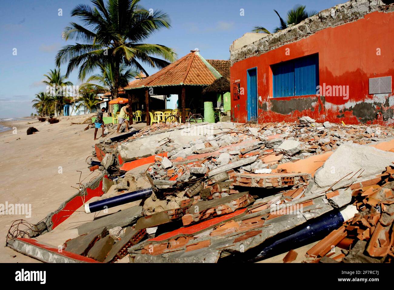 belmonte, bahia / brésil - 19 juillet 2009: La destruction causée par l'eau de mer est vue en construction par la mer dans la ville de Belmonte. *** Capt. Local Banque D'Images