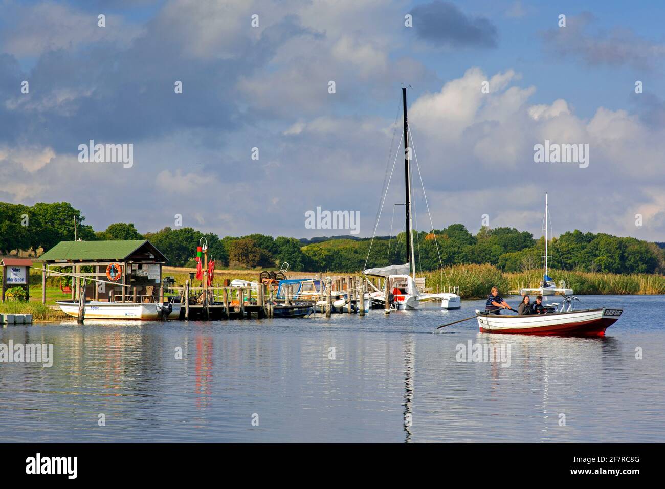 Moritzdorf ferry de passagers à travers le Baaber Bek sur l'île Rügen / Ruegen, barque reliant Baabe à Sellin dans Mecklenburg-Vorpommern, Allemagne Banque D'Images