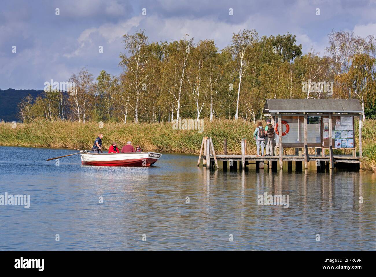 Moritzdorf ferry de passagers à travers le Baaber Bek sur l'île Rügen / Ruegen, barque reliant Baabe à Sellin dans Mecklenburg-Vorpommern, Allemagne Banque D'Images
